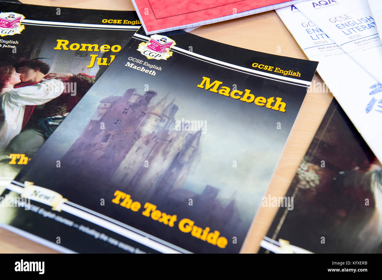 Letteratura inglese libri e articoli su un banco di scuola compresi macbeth e Romeo e Giulietta di William Shakespeare. Foto Stock