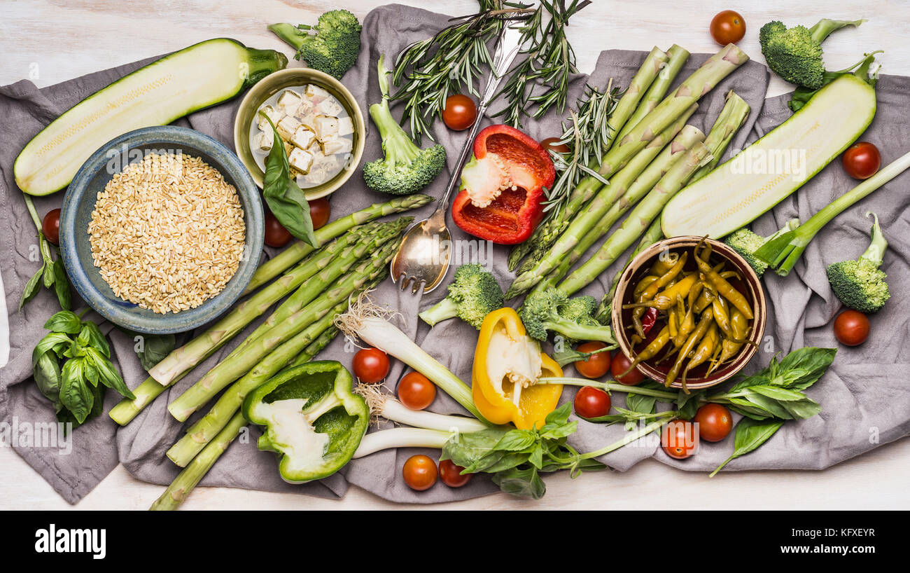 Vari ingredienti per gustare la cucina vegetariana con verdure organiche, orzo perlato e formaggio feta, vista dall'alto. sano cibo pulito o dieta nutrizione Foto Stock