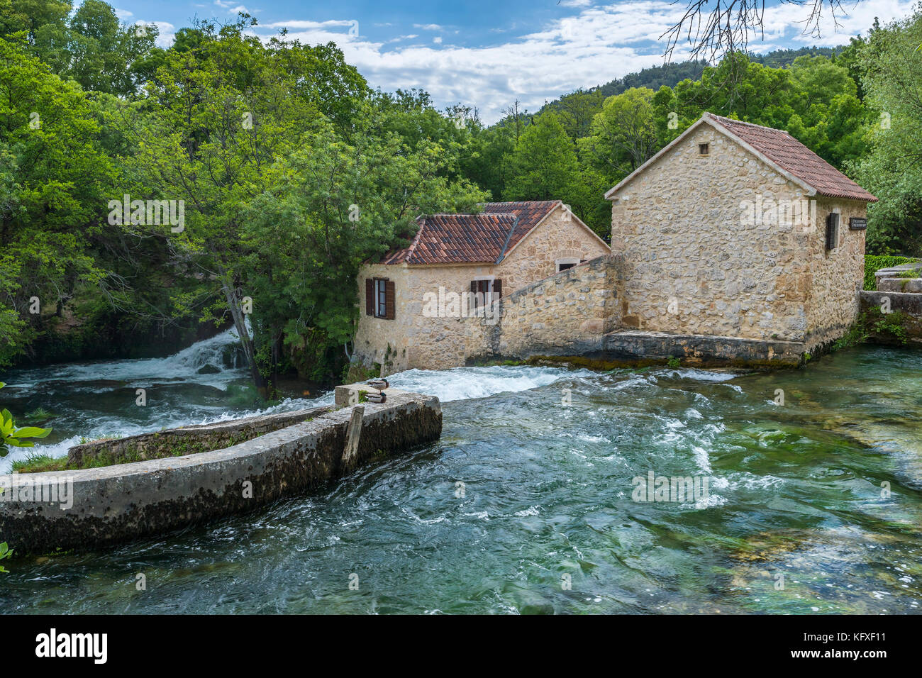 Cascate e edifici mulini a Skradinski Buk, Parco nazionale di Krka, Lozovac, Šibensko-Kninska, Dalmazia, Croazia, Europa. Foto Stock