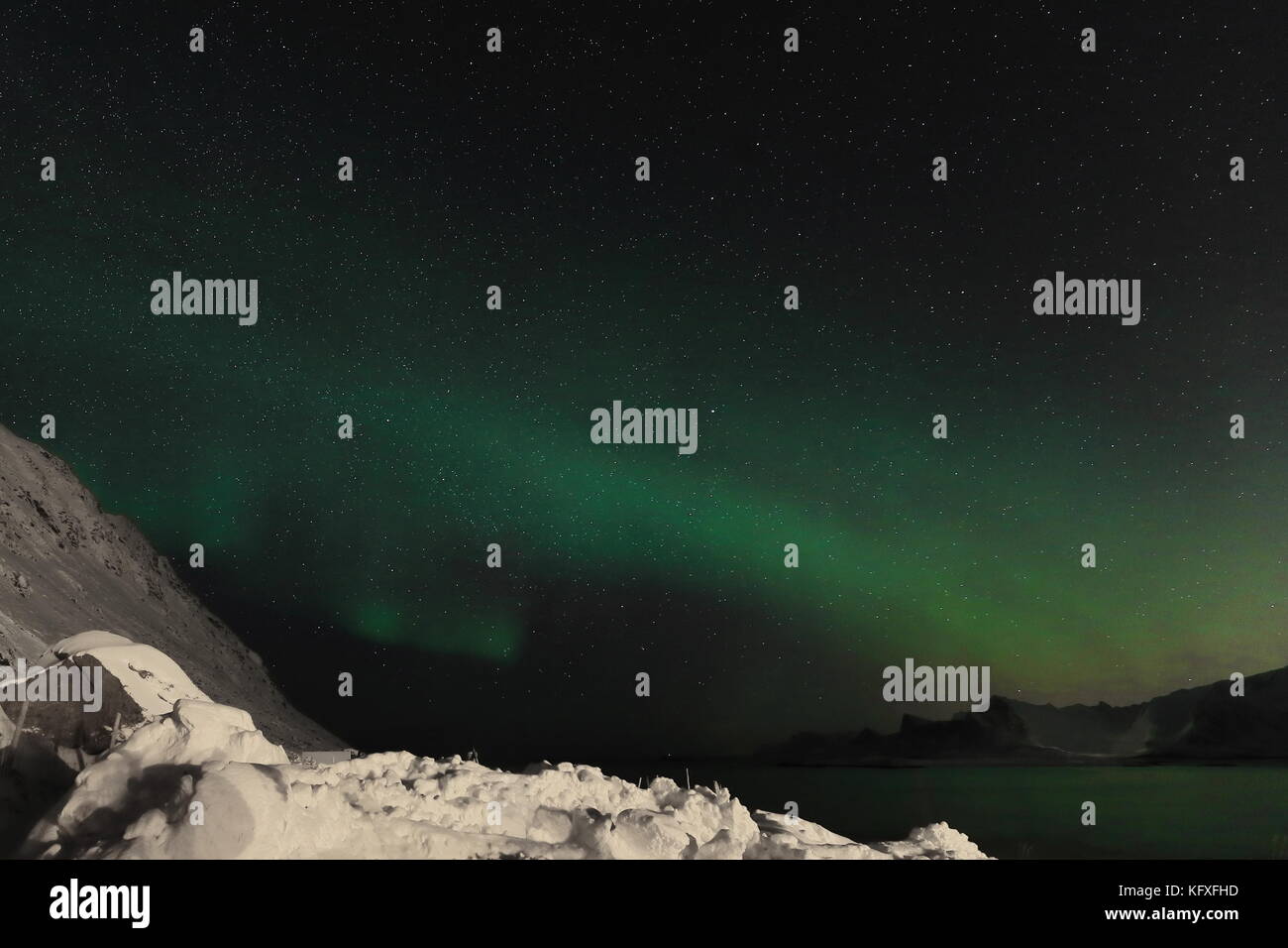 Luci verdi-aurora boreale illuminare dalla n.monta ytresandheia-roren per e.a yttresand villaggio sulla baia di sandbotnen-n.moskenesoya isola su un Foto Stock