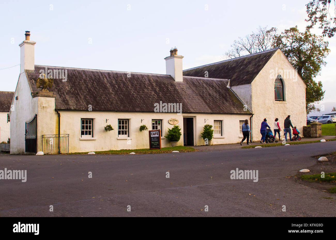 Una famiglia che lascia il piccolo negozio di tè nel Castlewellan Country Park durante una pausa scolastica di medio periodo. Foto Stock