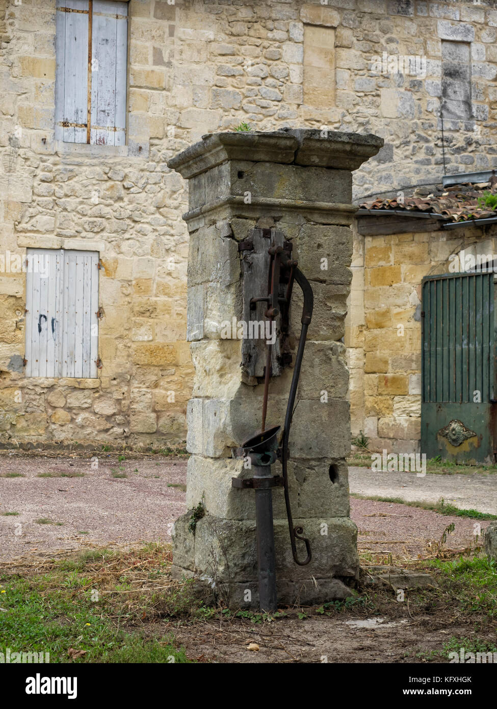 SAINT-EMILION, FRANCIA - 07 SETTEMBRE 2017: Vecchia pompa d'acqua pubblica a mano d'uso nel villaggio Foto Stock