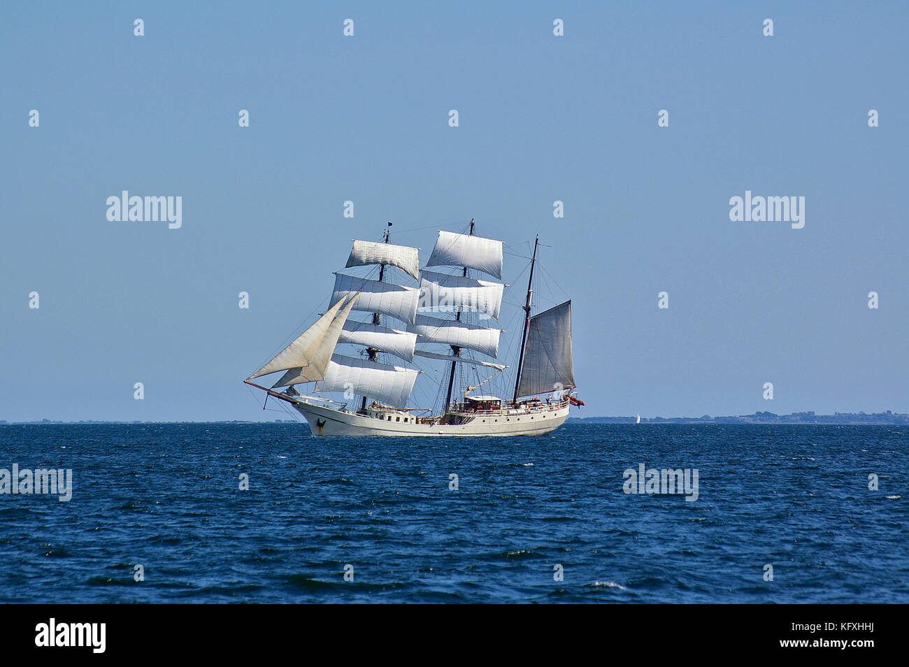Piazza-truccate white nave a vela in mare con un lontano shore nel lontano sullo sfondo Foto Stock