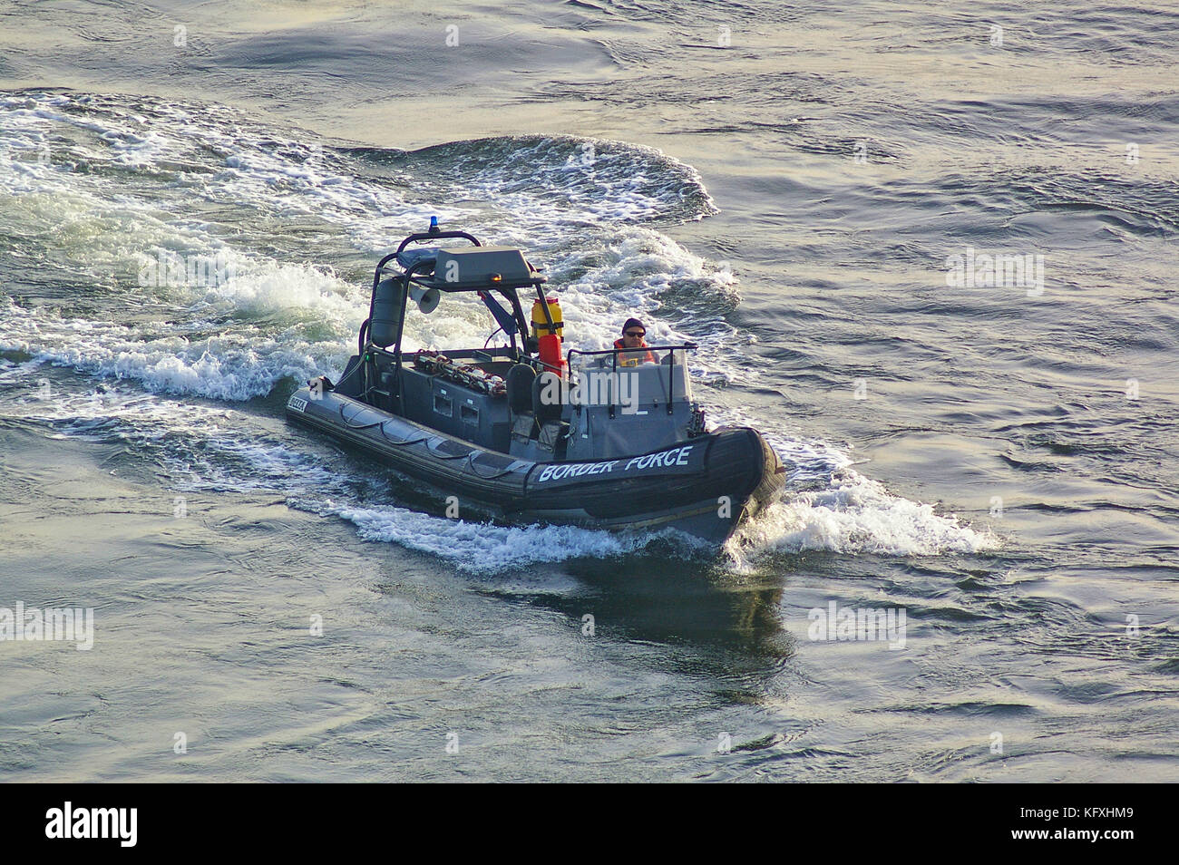 Newcastle, Regno Unito - 5 ottobre 2014 - pattuglia RIB delle forze di frontiera del Regno Unito con membro dell'equipaggio Foto Stock