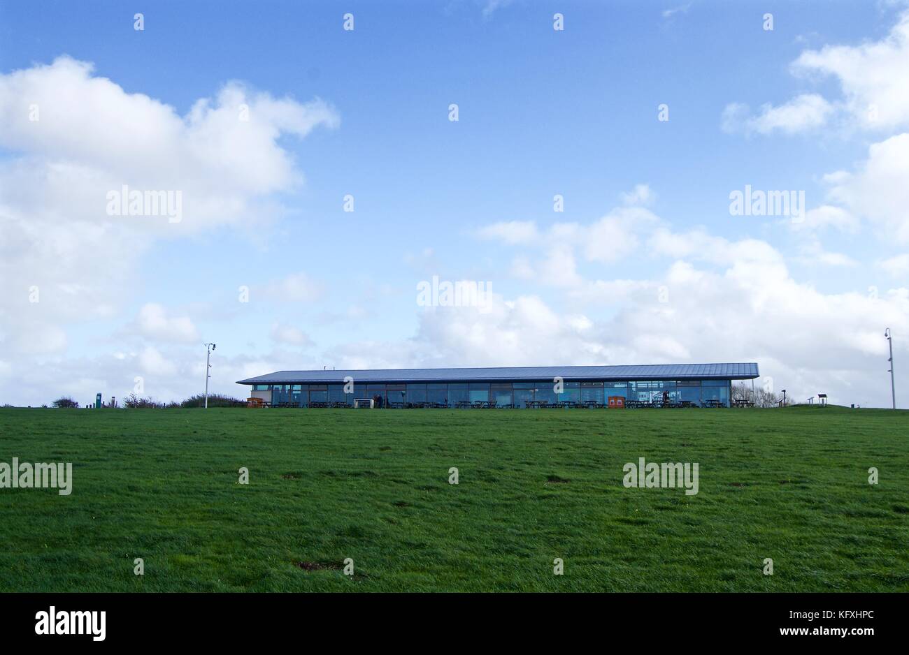 Vista in salita del Chiltern Hills Gateway Centre contro il cielo blu a ottobre, Dunstable Downs, Befordshire, Regno Unito Foto Stock