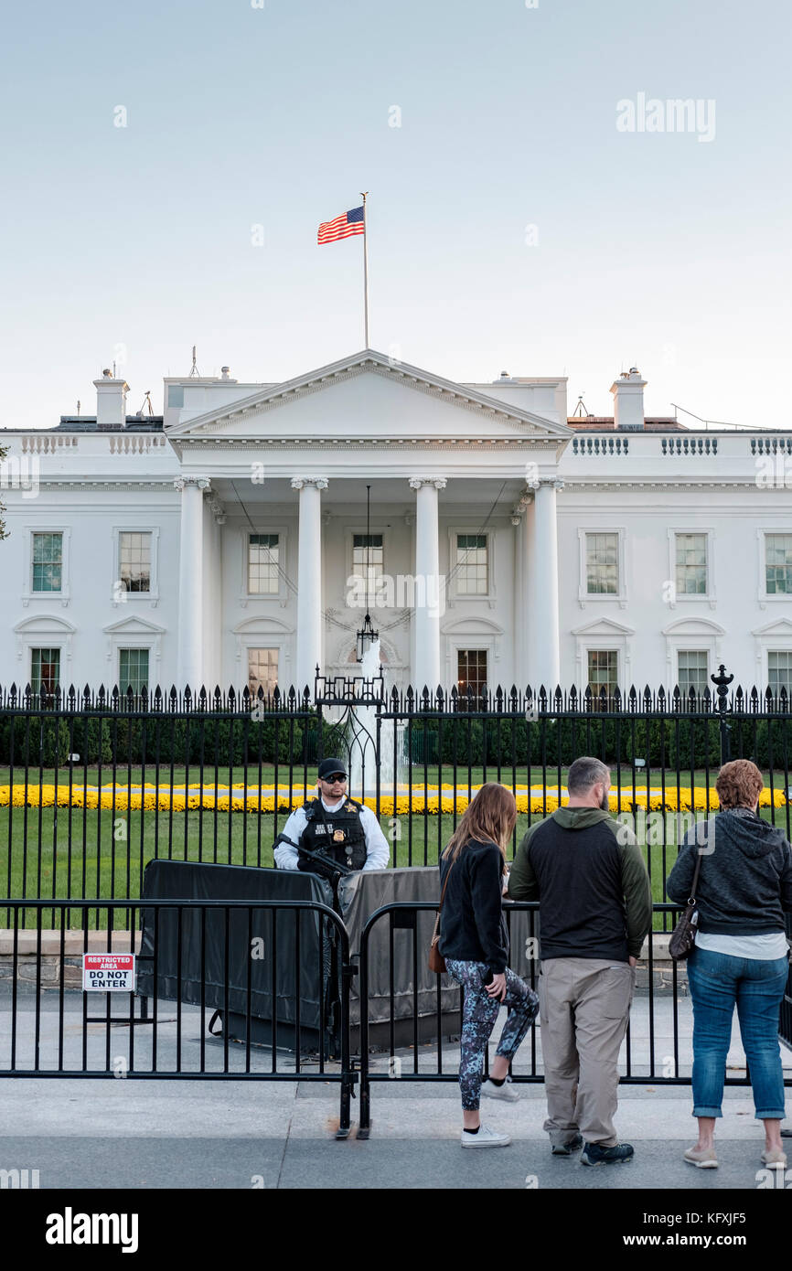 American armati agente dei servizi segreti in piedi dietro una barricata di fronte alla Casa Bianca di Washington, DC, Stati Uniti d'America, Stati Uniti d'America. Foto Stock