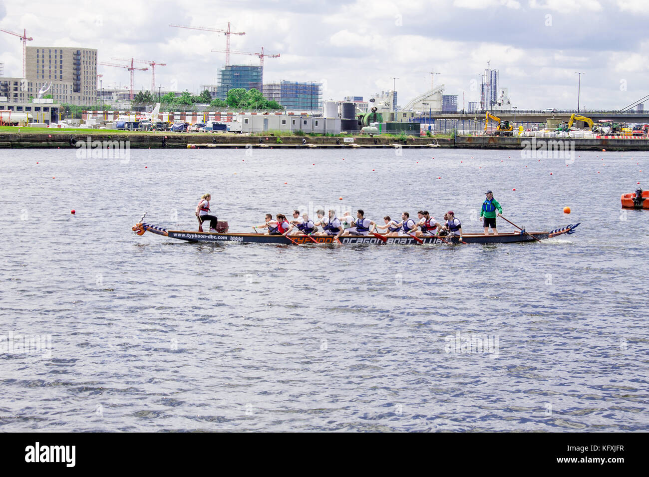 LONDON, Regno Unito - 25 Giugno 2016: Typhoon Dragon compete in Londra Hong Kong Boat Festival. Foto Stock