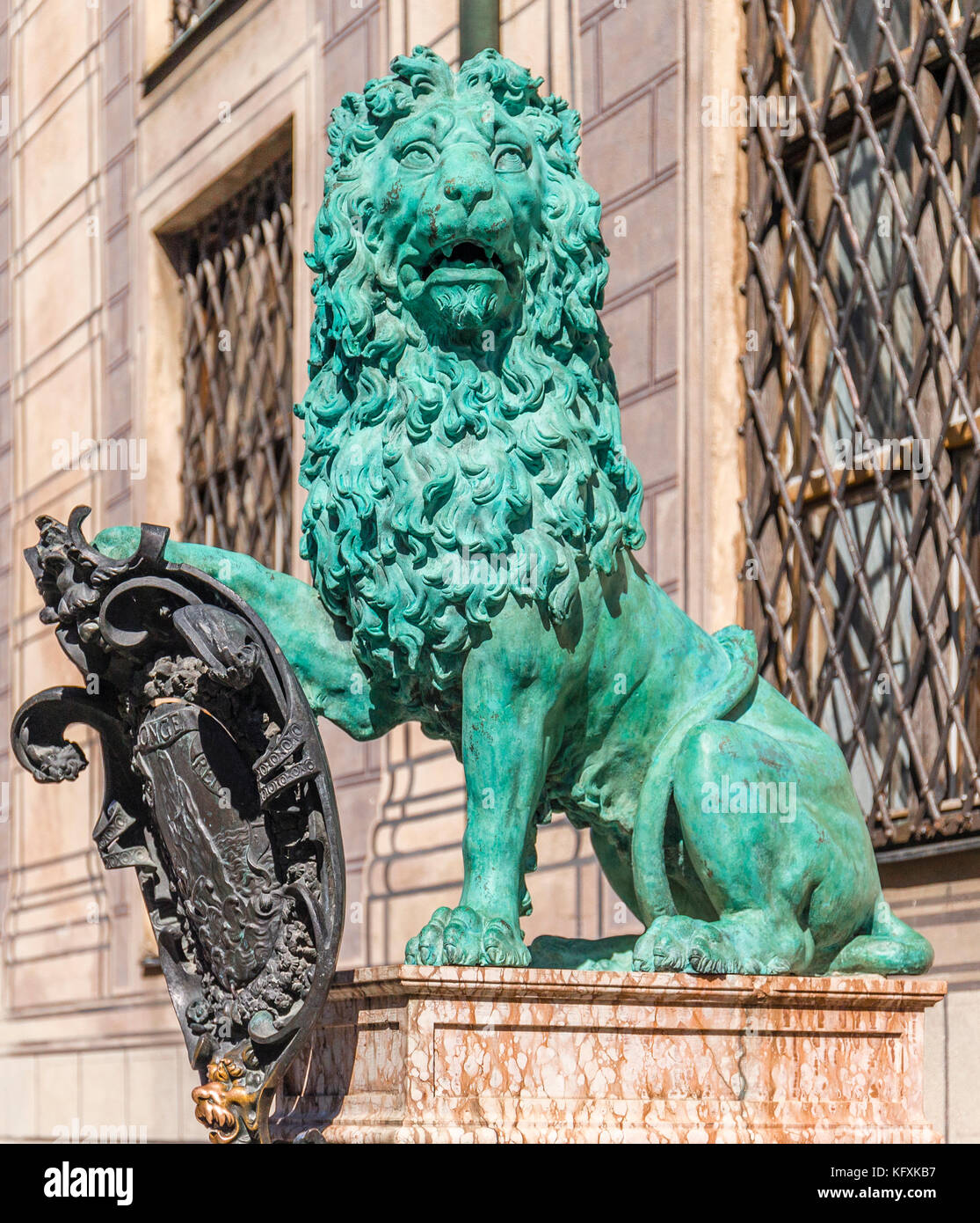 Leone di Bronzo statua a alte palazzo Residenz di Monaco di Baviera, Germania Foto Stock