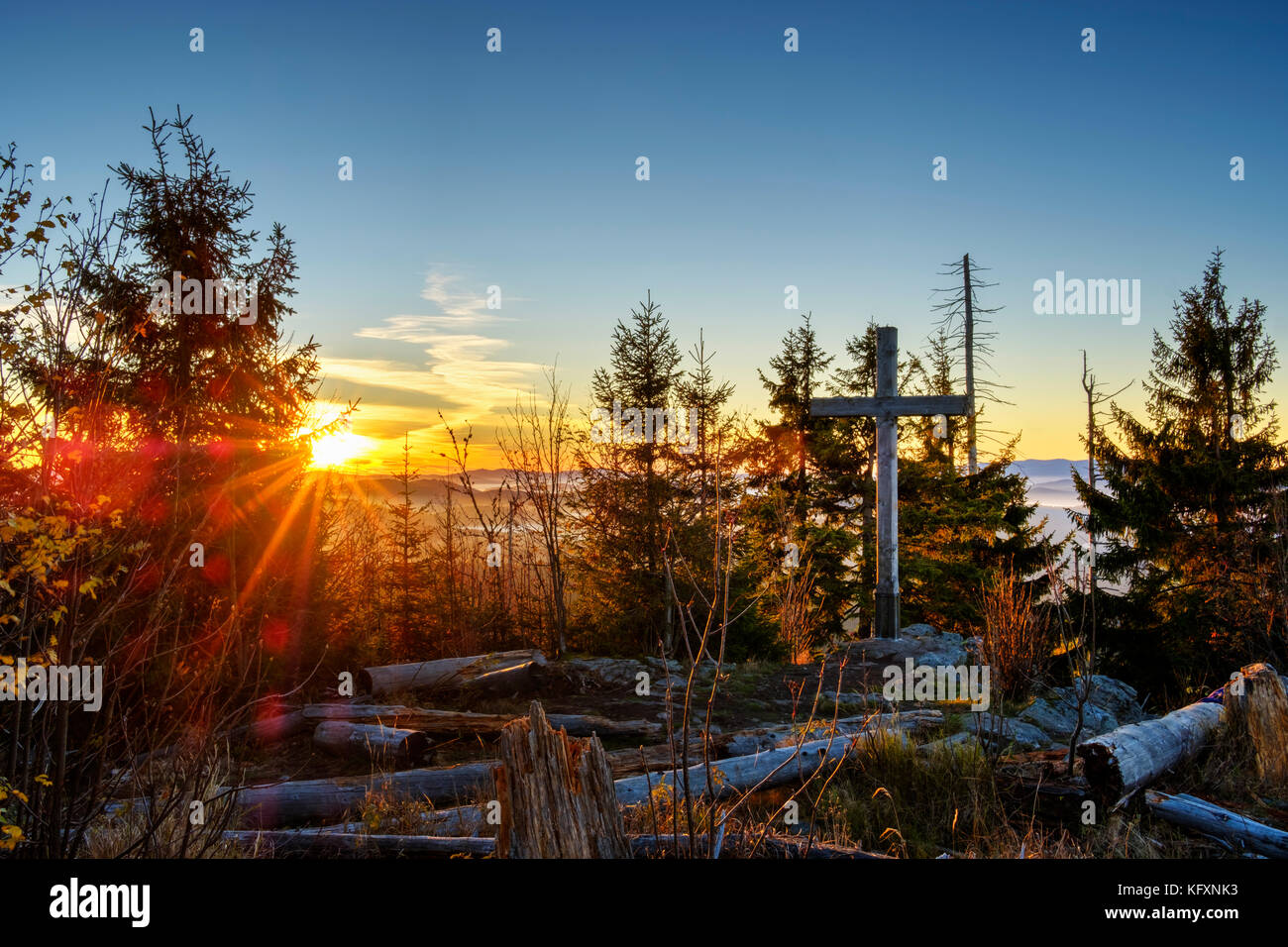 Il picco croce sulla sommità del siebensteinkopf, sunrise, vicino finsterau, parco nazionale della foresta bavarese, Bassa Baviera, Baviera, Germania Foto Stock