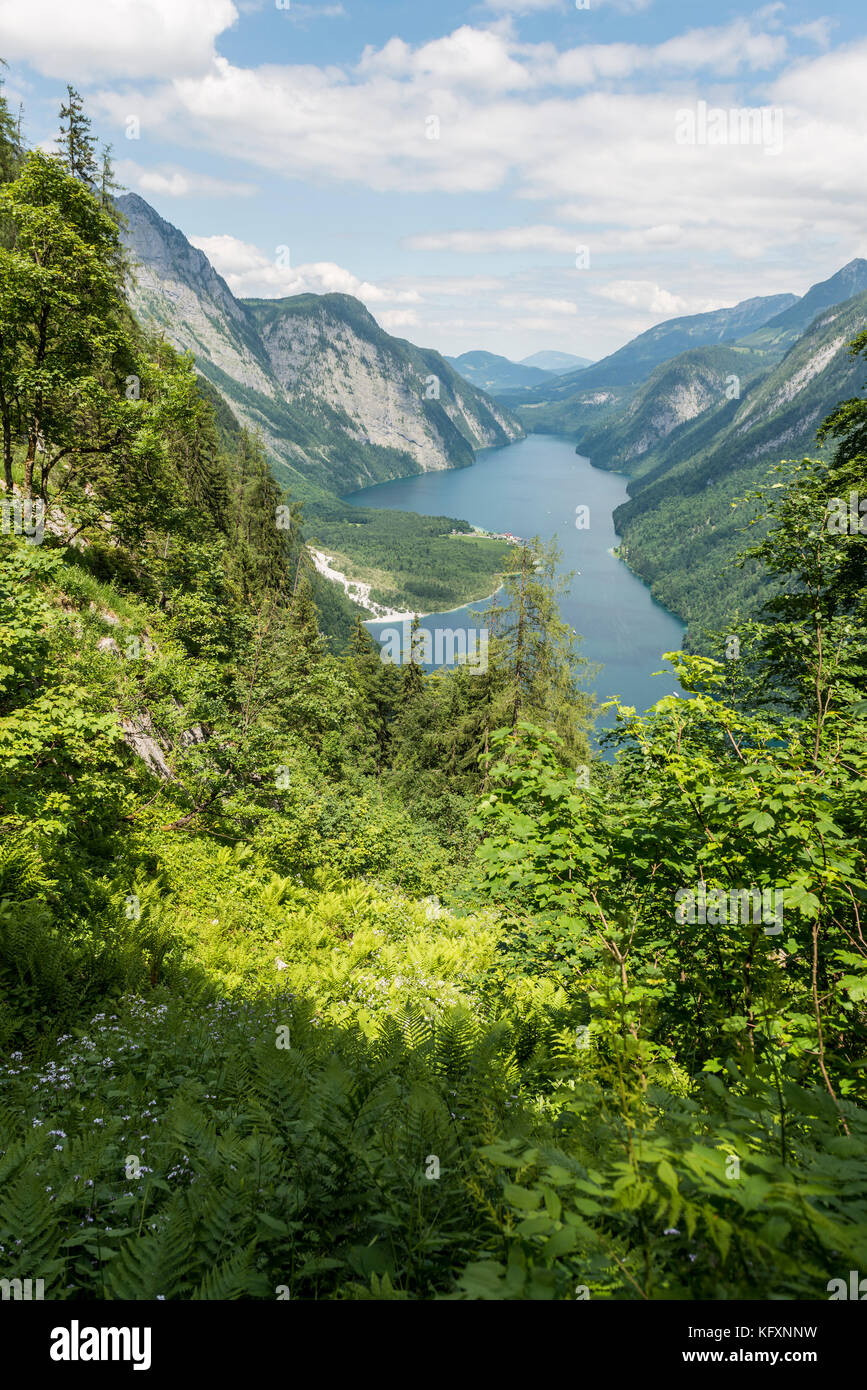 Vista sul lago Königsee dalla Saugasse, sentiero escursionistico per il Kärlingerhaus, Berchtesgaden National Park Foto Stock