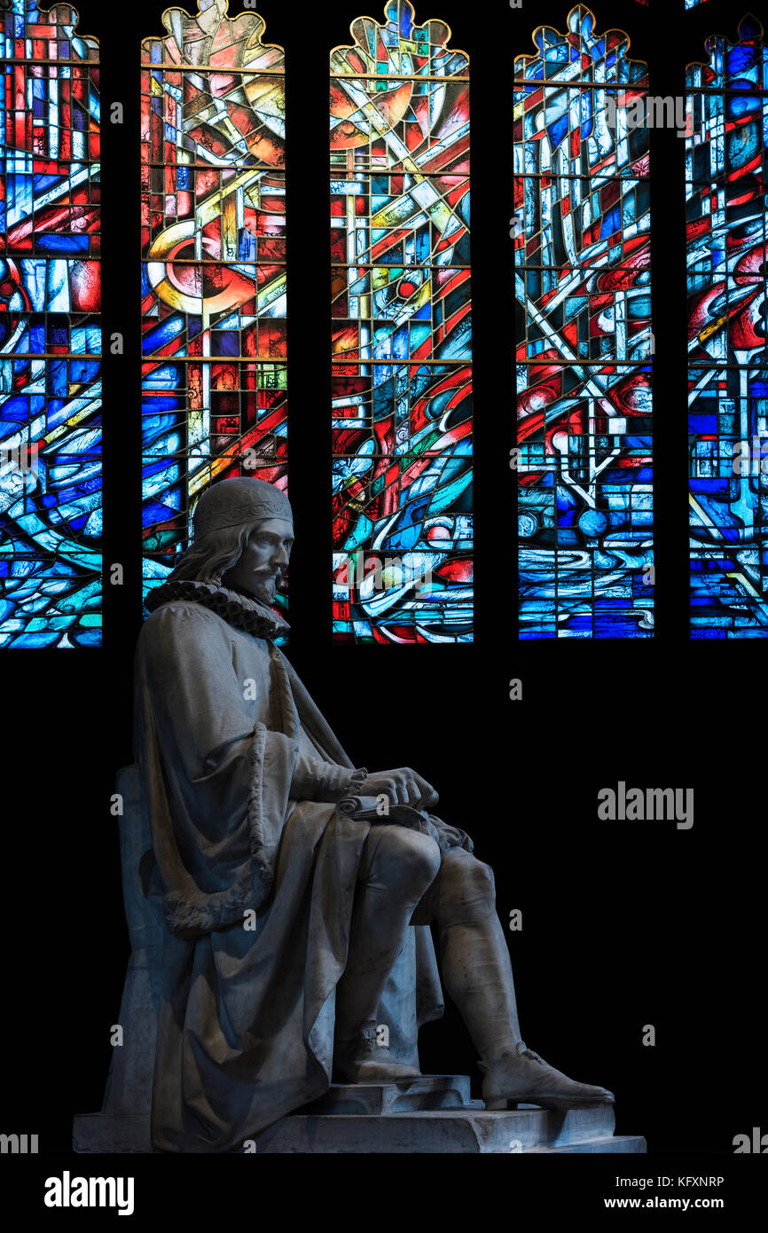 La finestra di speranza e la statua in marmo di H. Chetham, Cattedrale di Manchester, Regno Unito Foto Stock