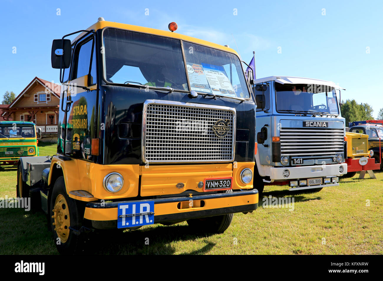 ALAHARMA, FINLANDIA - 7 AGOSTO 2015: Veicoli Volvo F88 anno 1968 e Scania 141 classici in esposizione al Power Truck Show 2015. Foto Stock