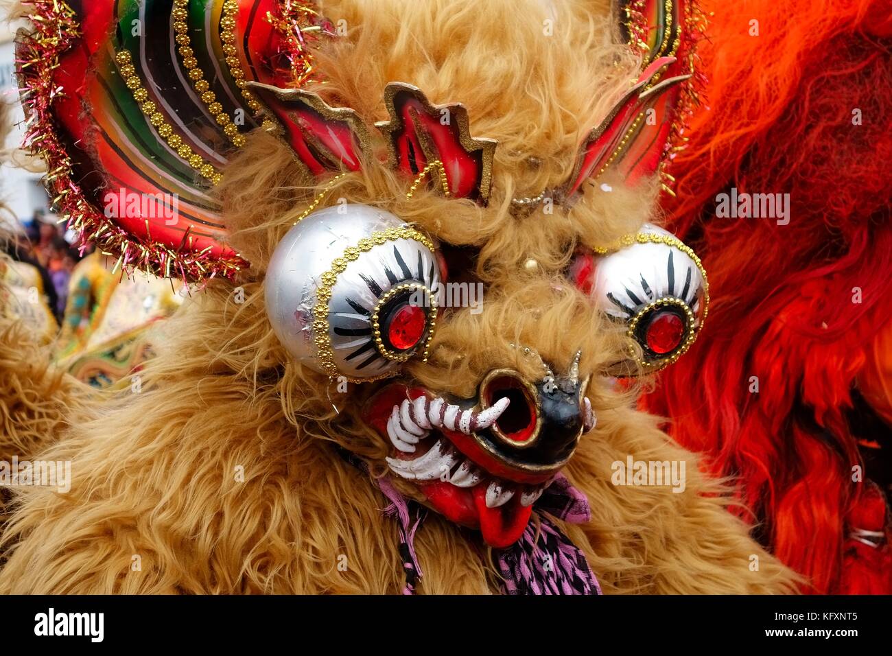 La figura mascherata durante la parata, festividad virgen del rosario, tarabuco, Chuquisaca, Bolivia Foto Stock