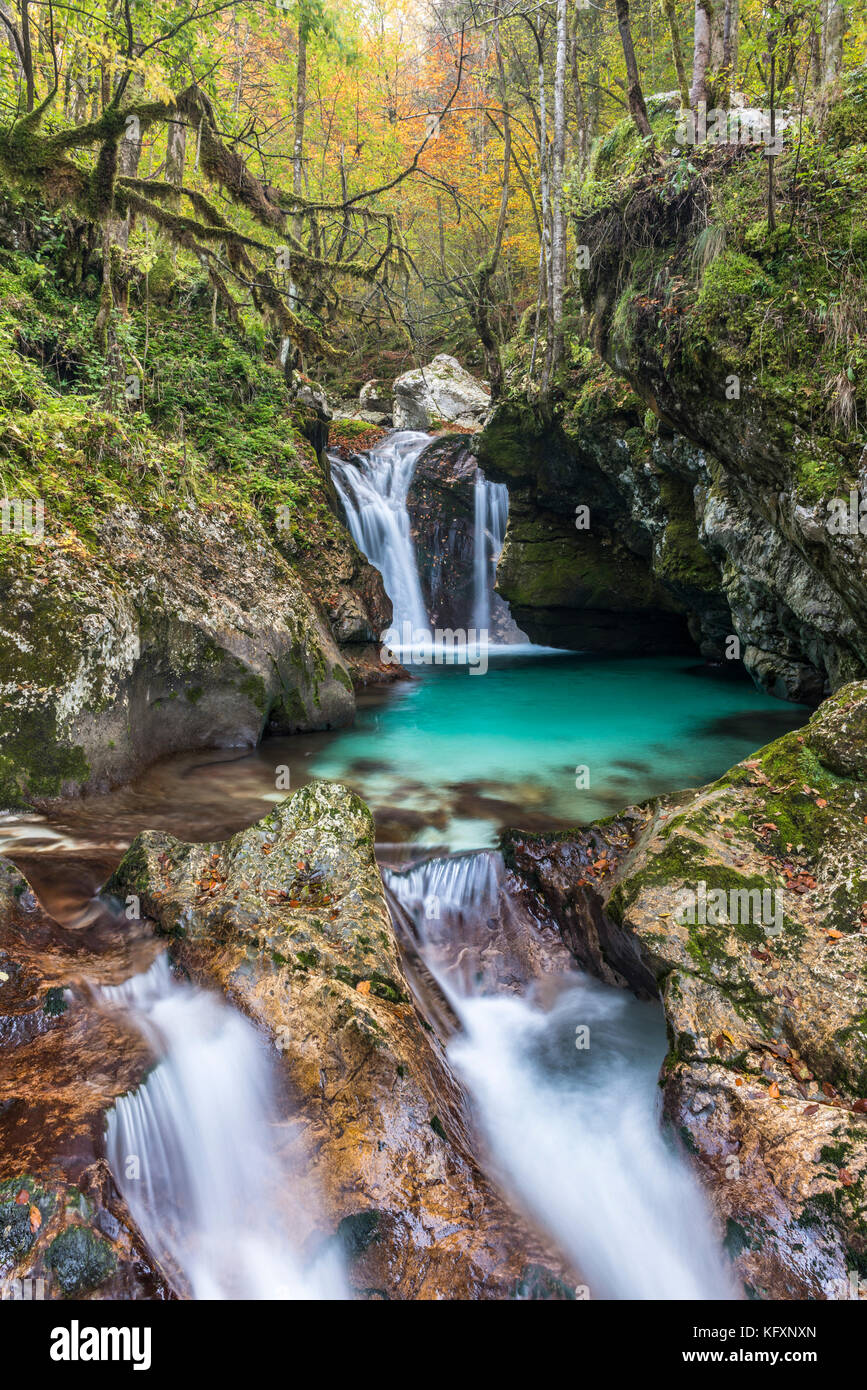 Cascate all'autunnale lepenjica, soca valley, Bovec, il parco nazionale del Triglav, slovenia Foto Stock