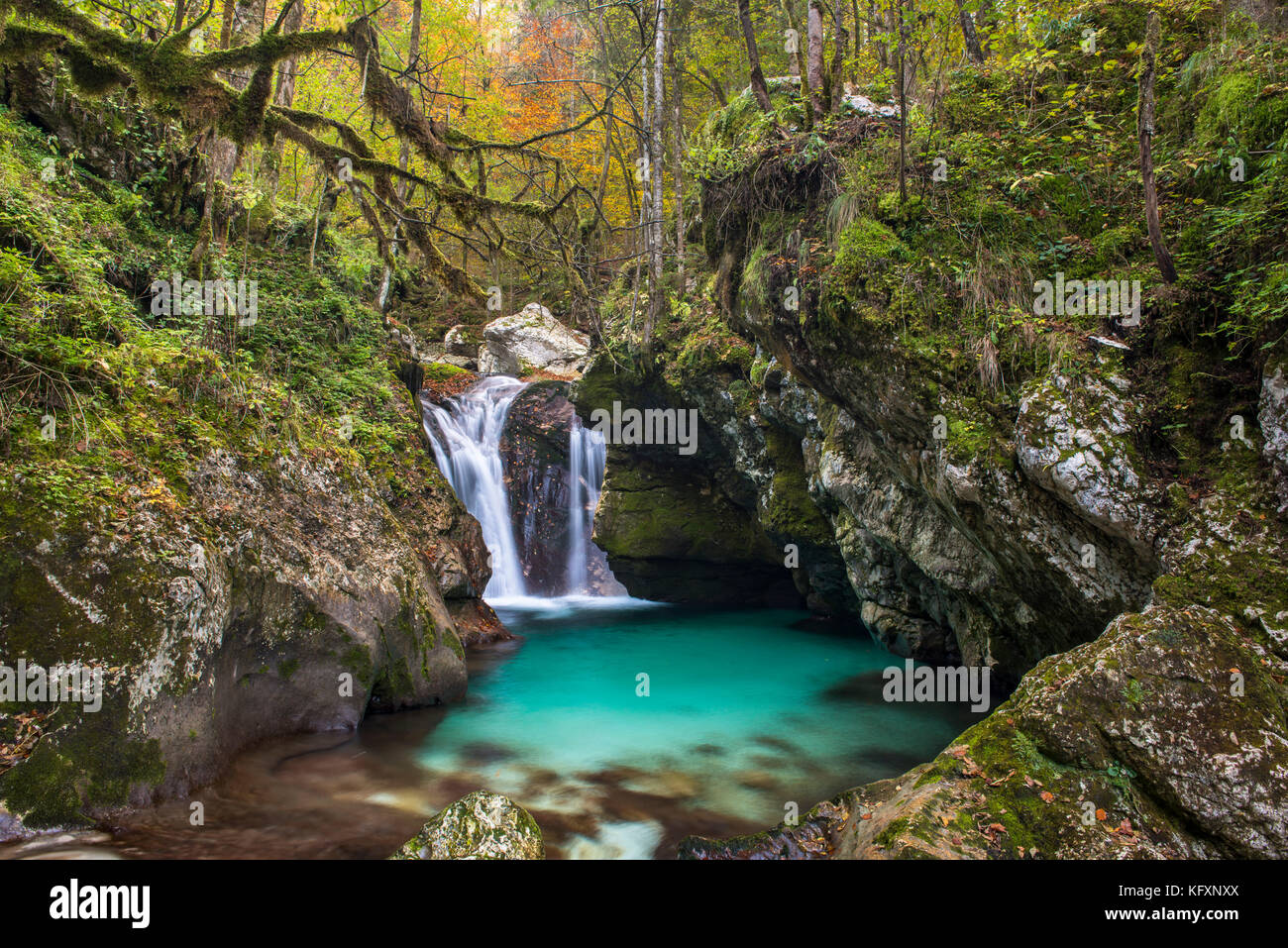 Cascate all'autunnale lepenjica, soca valley, Bovec, il parco nazionale del Triglav, slovenia Foto Stock