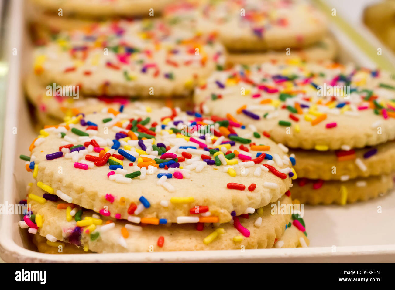 Primo piano della golden i cookie con piccoli spruzzi di Rainbow. Soft focus Foto Stock