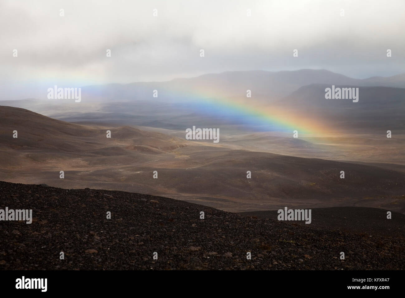 Deserto-come il paesaggio montano con arcobaleno, moedrudalsfjalsfjallgardur, highlands, isola Foto Stock