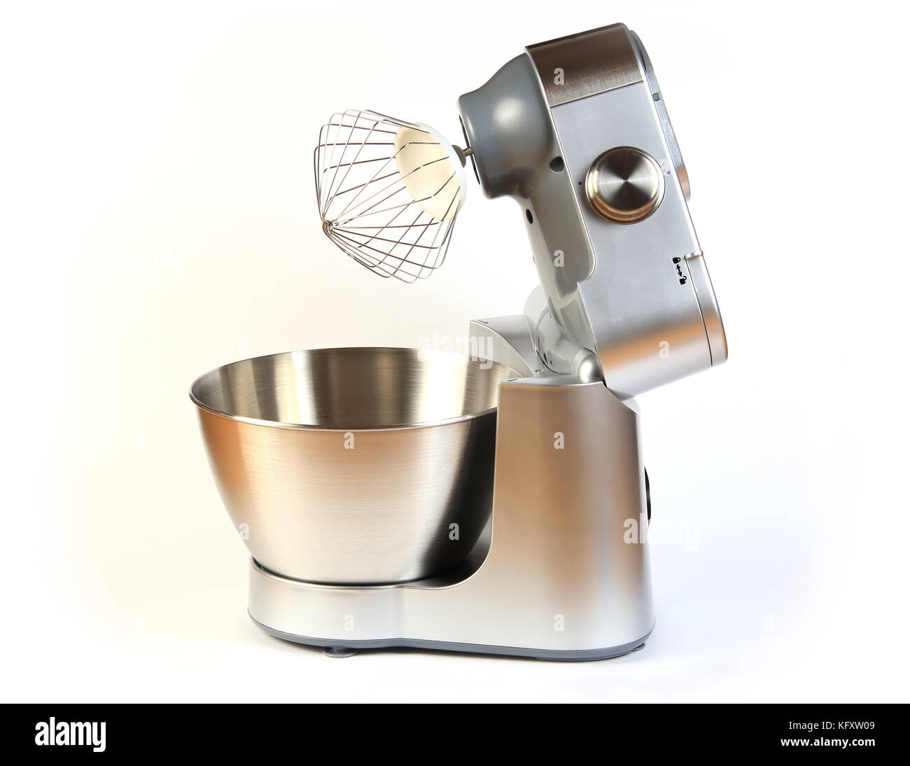 Robot da cucina con ciotola in acciaio e una frusta isolati su sfondo bianco Foto Stock