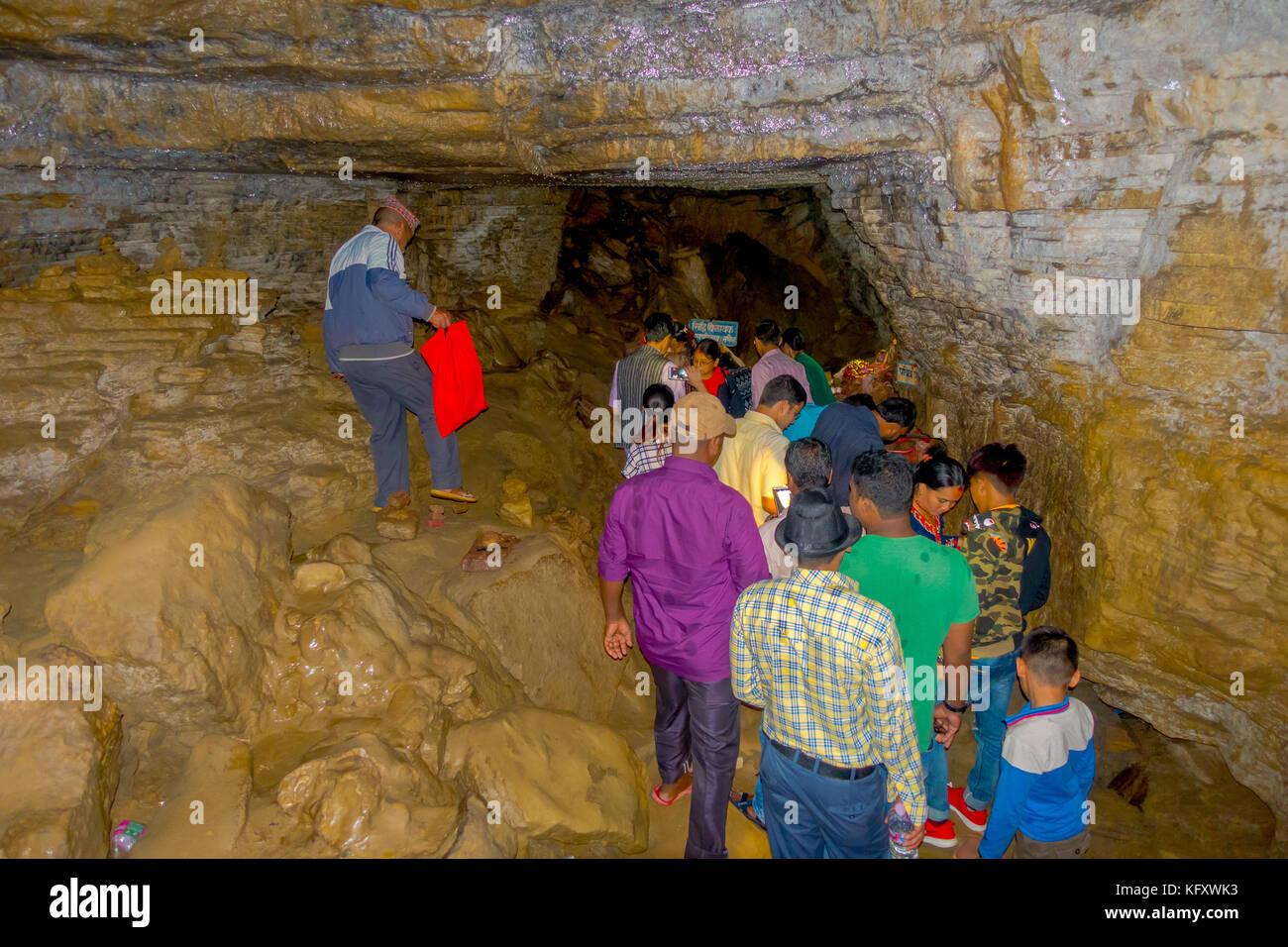 Pokhara, nepal - Settembre 12, 2017: gruppo non identificato di persone a piedi e per scattare foto all'interno della grotta di bat, in lingua nepalese, è chiamato chameri gufa. la grotta è fatta di calcare e di habitat di pipistrelli oltre la caverna e dei massimali Foto Stock