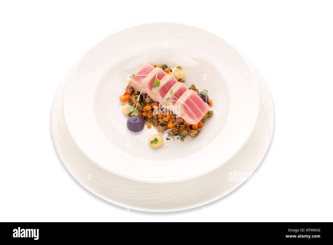 Molecolare cucina moderna di tonno con lenticchia isolare Foto Stock