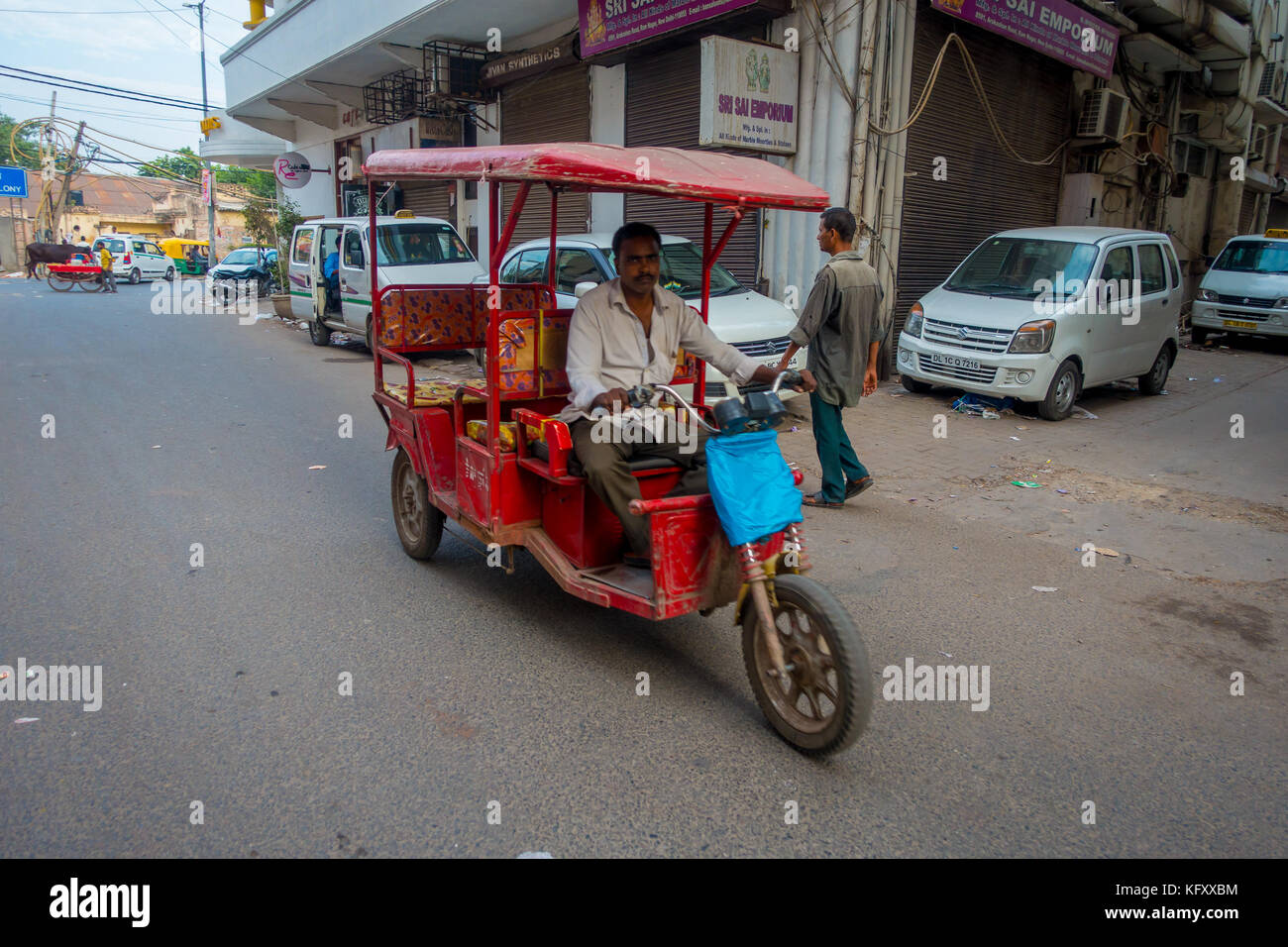 Delhi, India - 25 settembre 2017: persone non identificate all'interno di un rosso motrocycles nella avenue in Paharganj, Delhi. Delhi è la seconda città più popolosa in India dopo mumbai Foto Stock