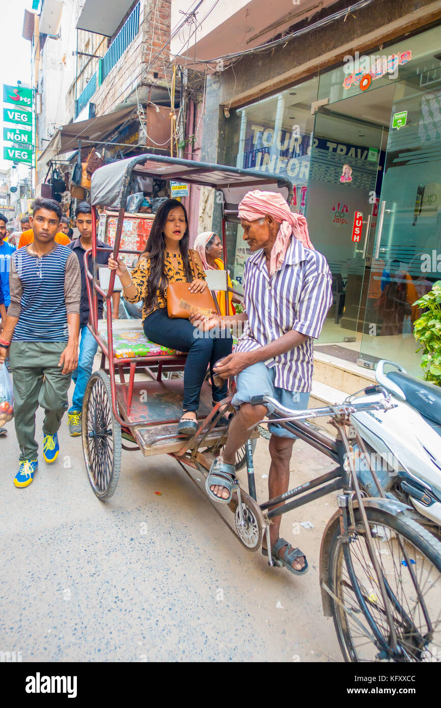 Delhi, India - 25 settembre 2017: strada trafficata in Paharganj, Delhi con rickshaws e un'auto-risciò. Delhi è la seconda città più popolosa in India dopo mumbai Foto Stock