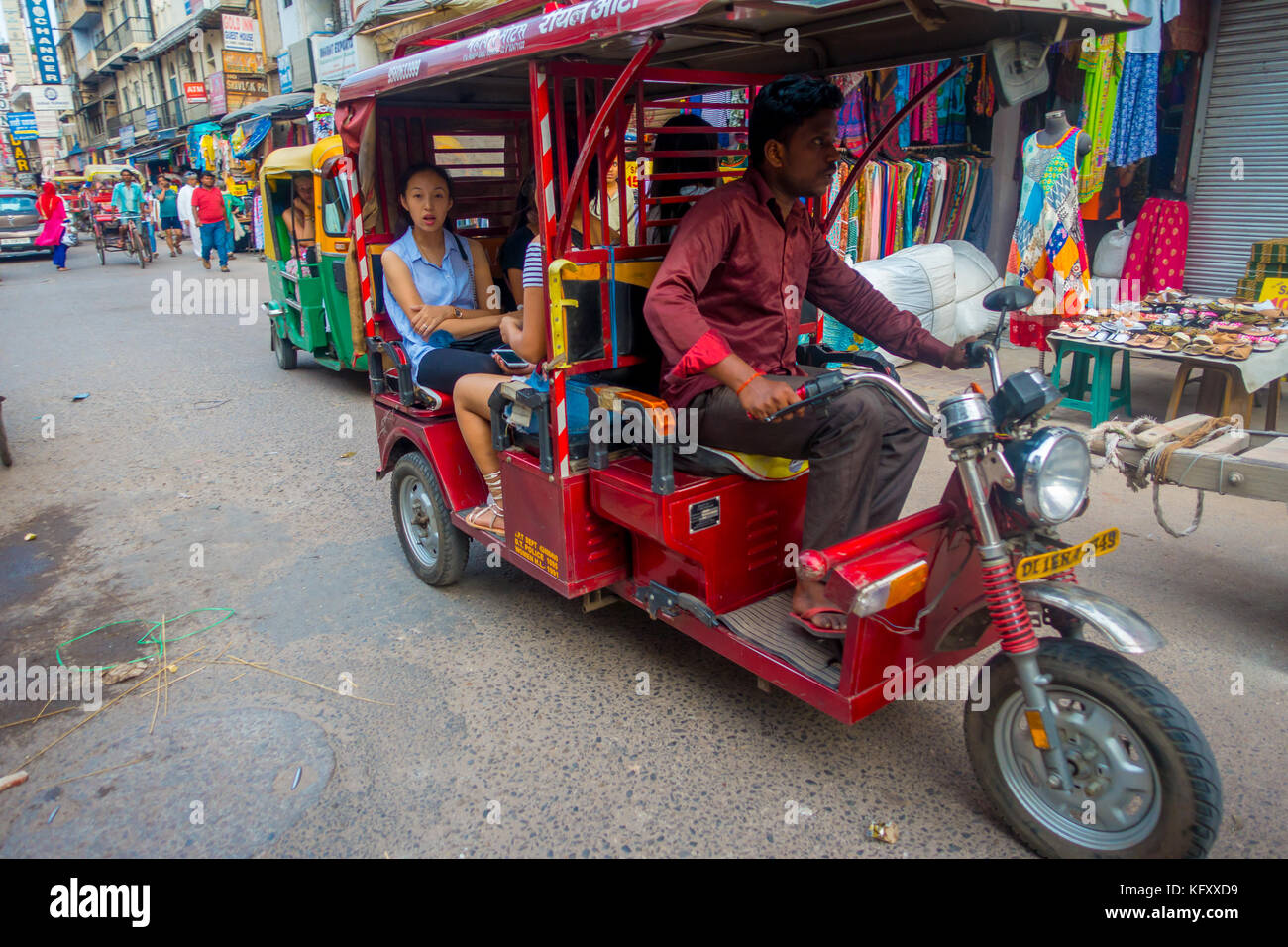 Delhi, India - 25 settembre 2017: strada trafficata con un risciò rosso e un'auto-rickshaws in Paharganj, Delhi Delhi è la seconda città più popolosa in India dopo mumbai Foto Stock