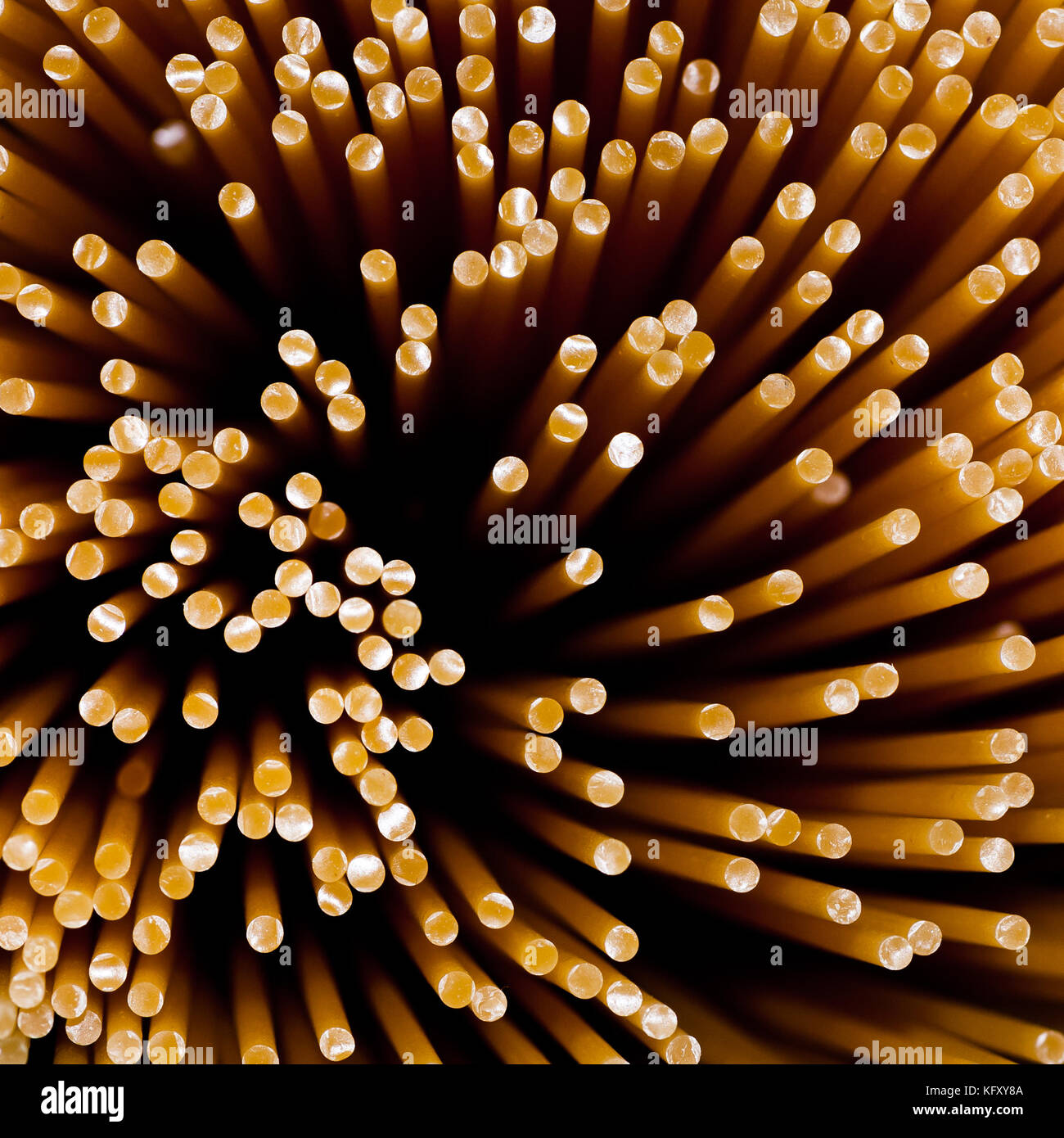 Un abstract shot guardando giù su spaghetti arrotondati estremità! Foto Stock