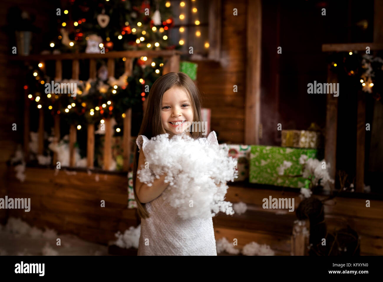 Buon Natale e buone feste. bambina in decorazioni di Natale Foto Stock