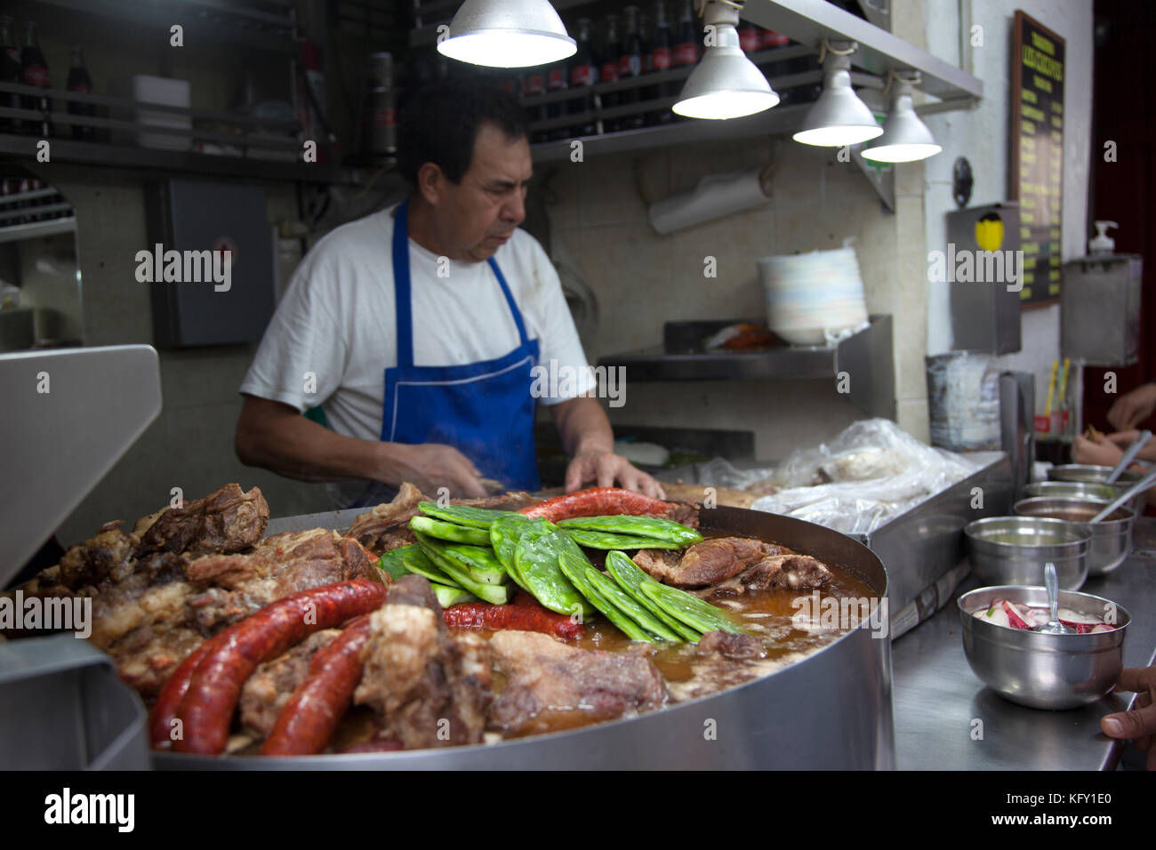 Taquería Los Cocuyos a Città del Messico il Centro specializzato in suadero tacos, quali sono i diversi tipi di grassi come punta di petto, trippa, e il chorizo. Foto Stock