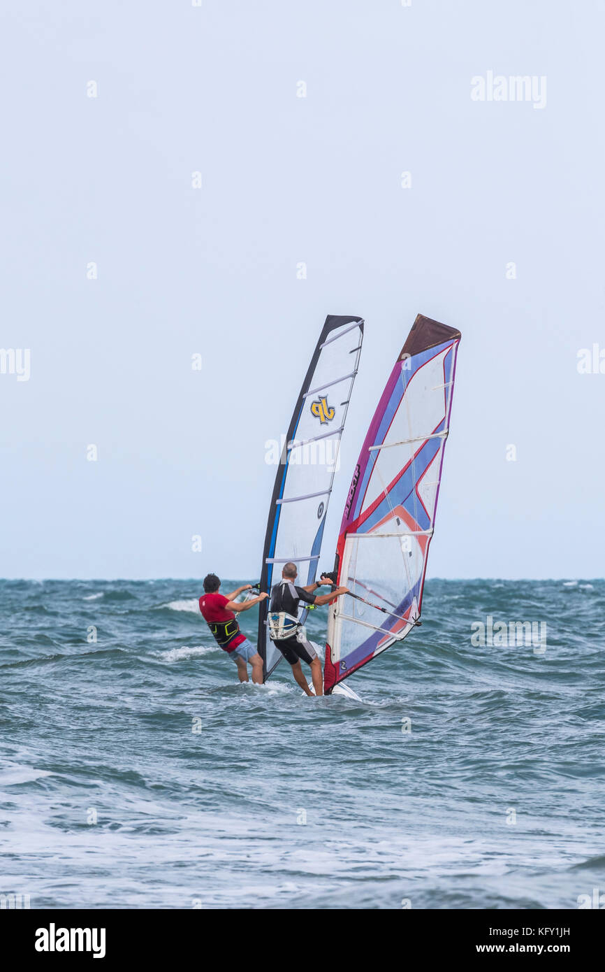 Gli appassionati di windsurf a Peschici e il Parco Nazionale del Gargano. L'Italia. Foto Stock