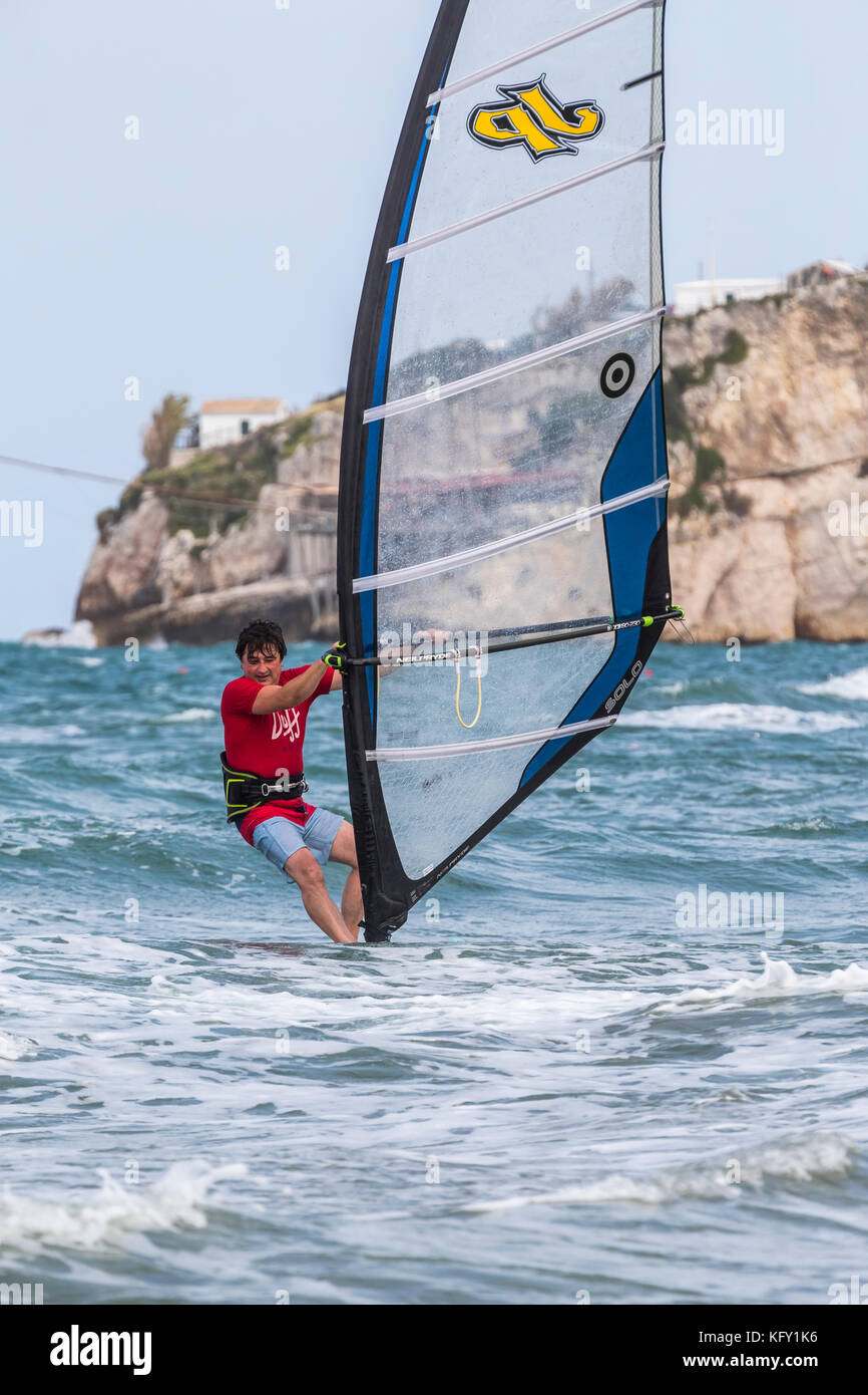 Gli appassionati di windsurf a Peschici e il Parco Nazionale del Gargano. L'Italia. Foto Stock