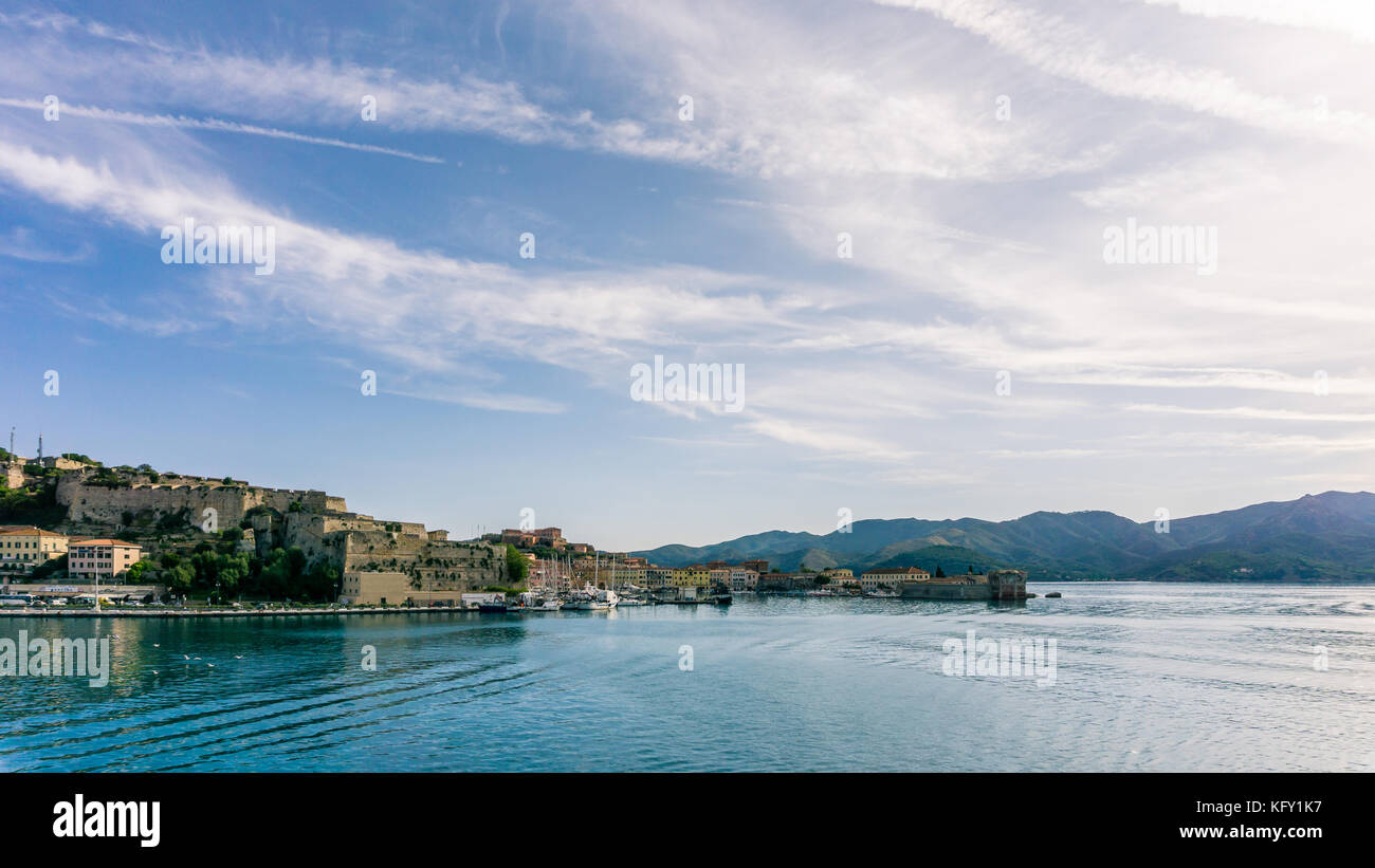 Foto orizzontale con vista sulla parte storica della città capitale dell'isola d'elba Porto ferraio porto. La città si trova sulla costa del mar mediterraneo w Foto Stock
