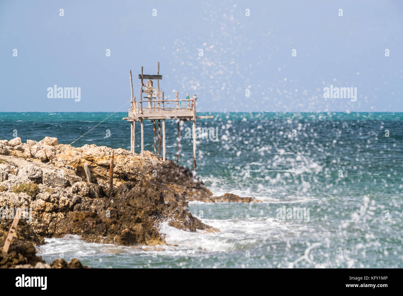 La pesca tradizionale tower, Peschici e il Parco Nazionale del Gargano. L'Italia. Foto Stock