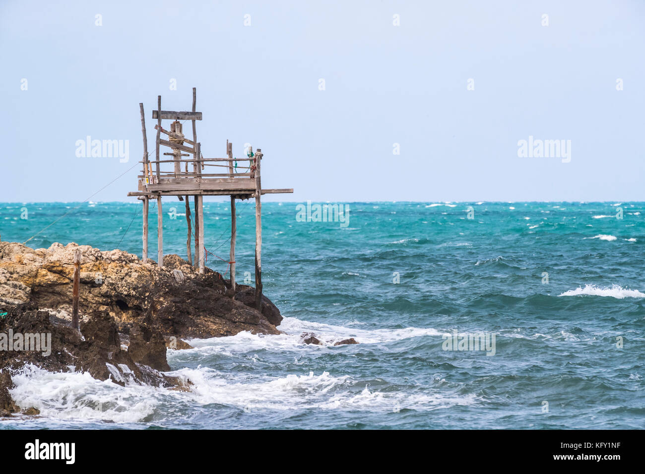 La pesca tradizionale tower, Peschici e il Parco Nazionale del Gargano. L'Italia. Foto Stock