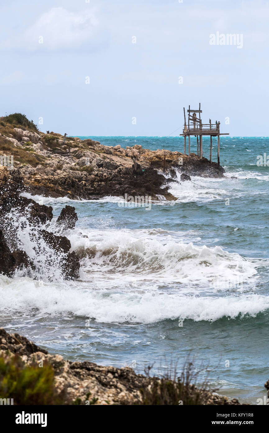 La pesca tradizionale tower, Peschici e il Parco Nazionale del Gargano. L'Italia. Foto Stock