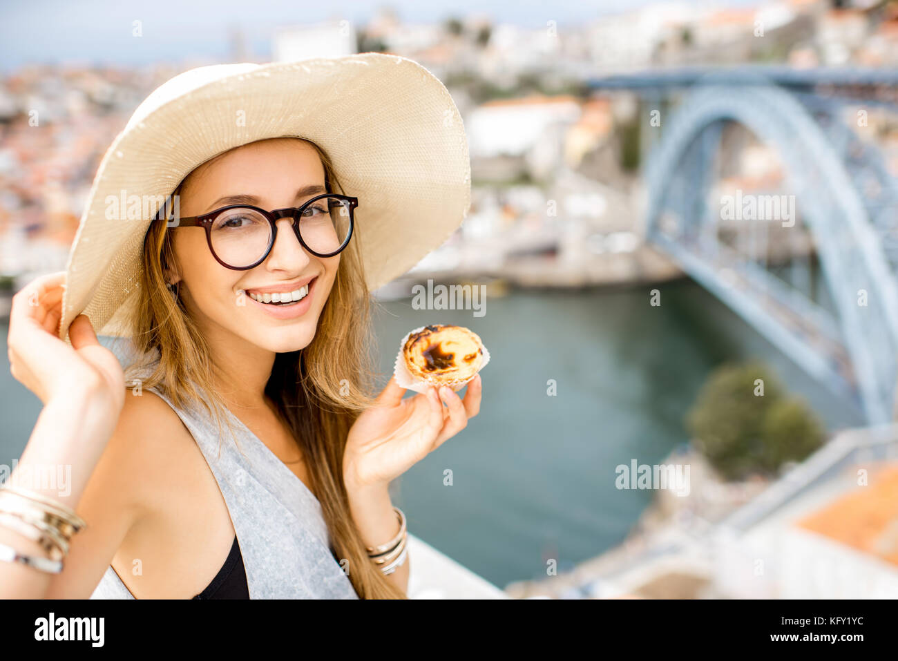 Donna con dessert portoghese in porto Foto Stock