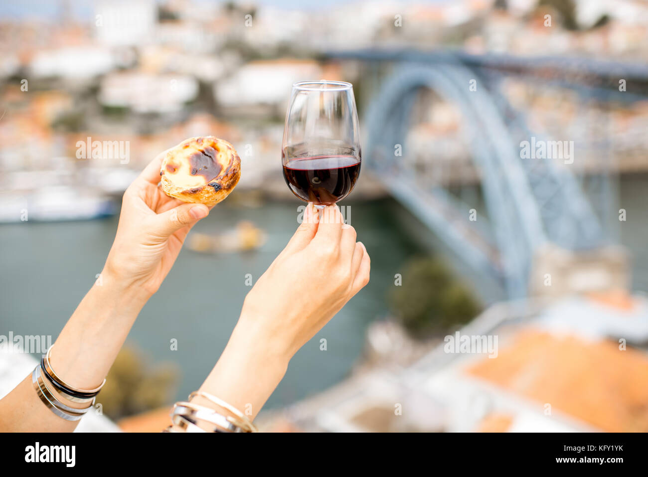 Dolce portoghese su sfondo di porto Foto Stock