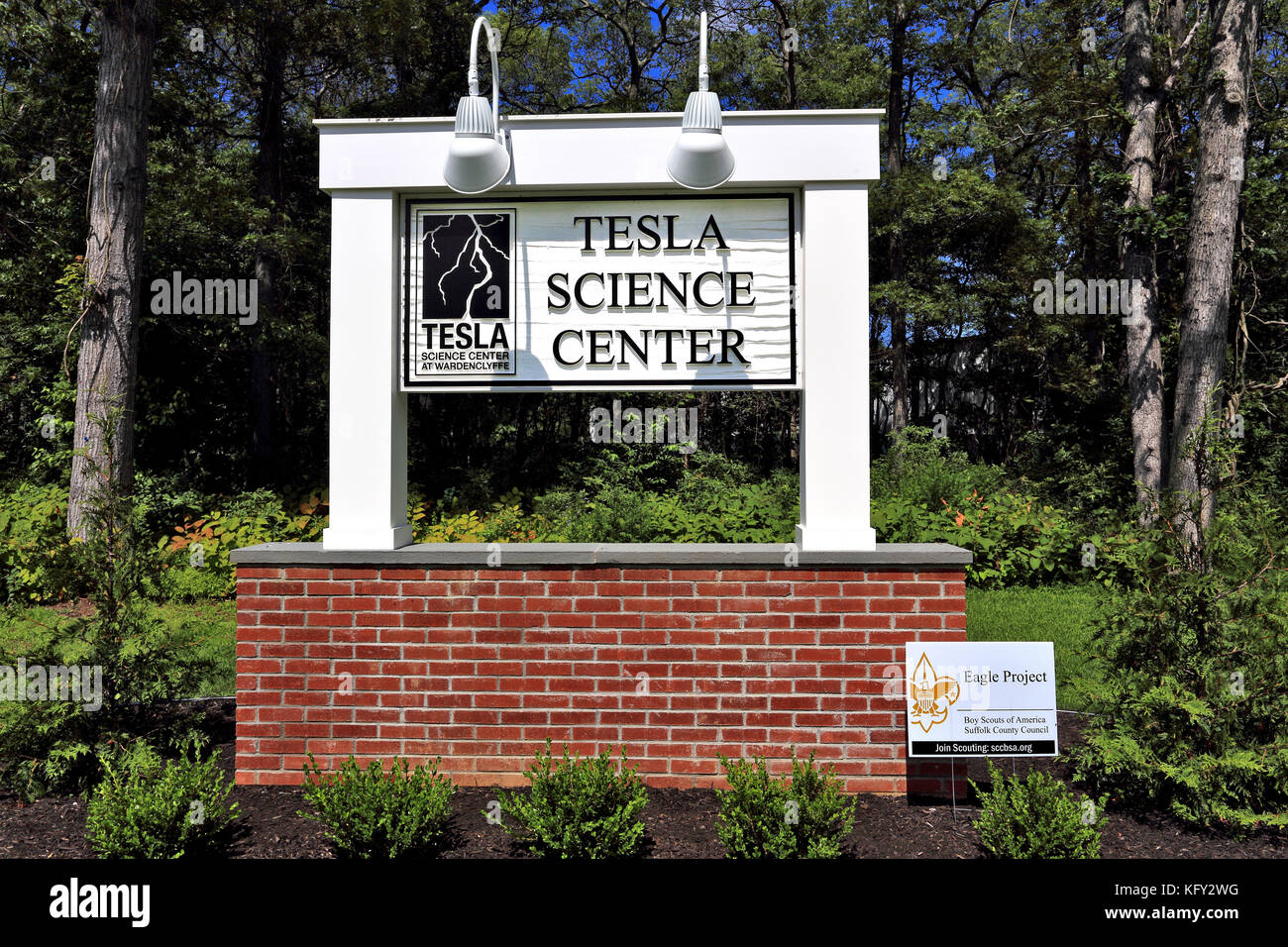 Segno al di fuori del laboratorio Wardenclyffe di Nikolas Tesla costruito nel 1901 Rocky Point Long Island New York Foto Stock