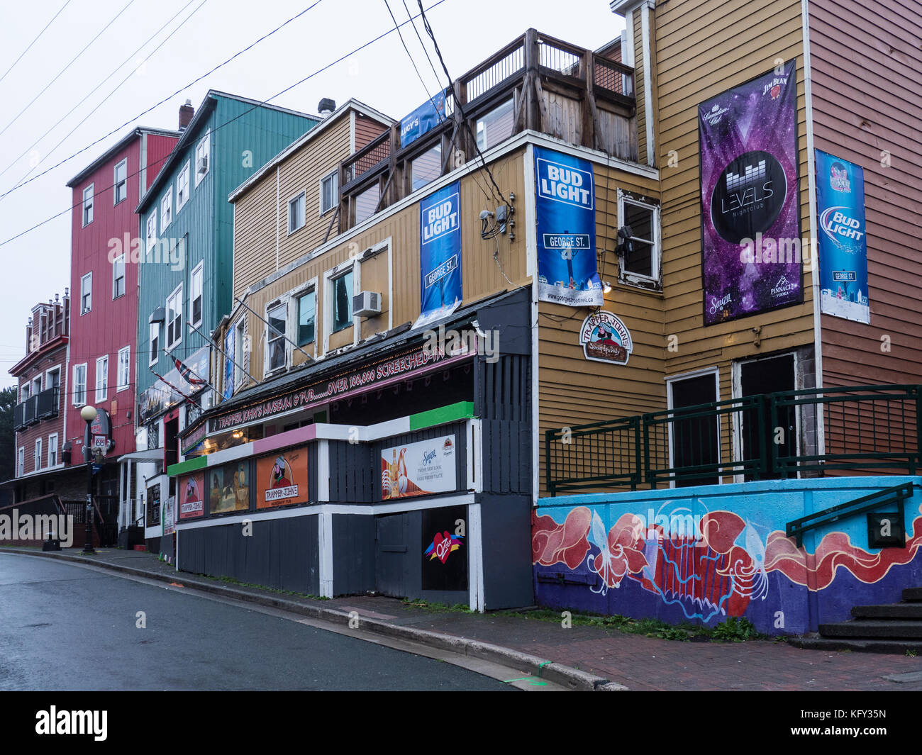 Trapper John's Pub e negozi e ristoranti su Water Street, St. John's, Terranova, Canada. Foto Stock