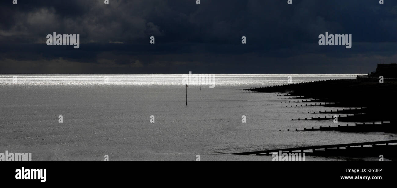 Nuvole pioggia sul mare, costa inglese sud Foto Stock