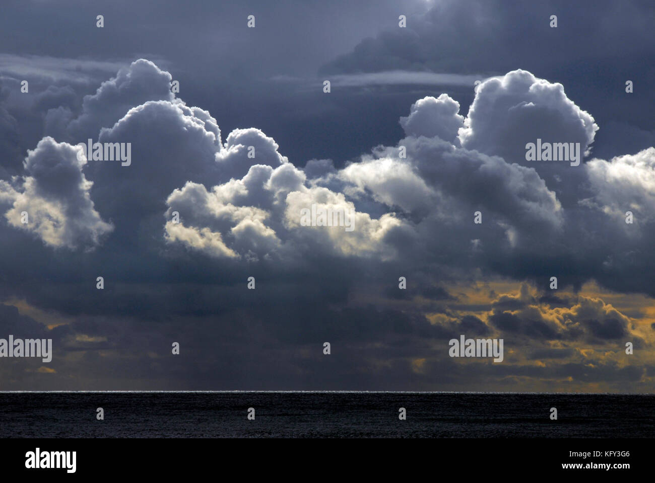 Nuvole sopra il mare del Canale della Manica Foto Stock
