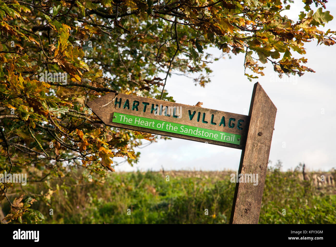 Segno posto per Hatrhill village il cuore del sentiero di pietra arenaria nel Cheshire Foto Stock