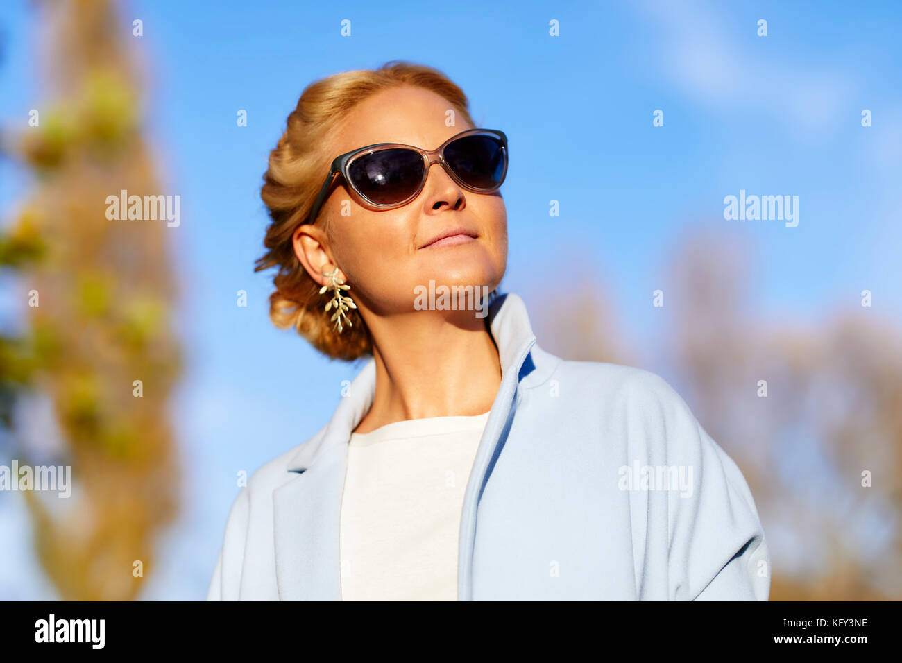 Bella donna che indossa gli occhiali da sole Foto Stock