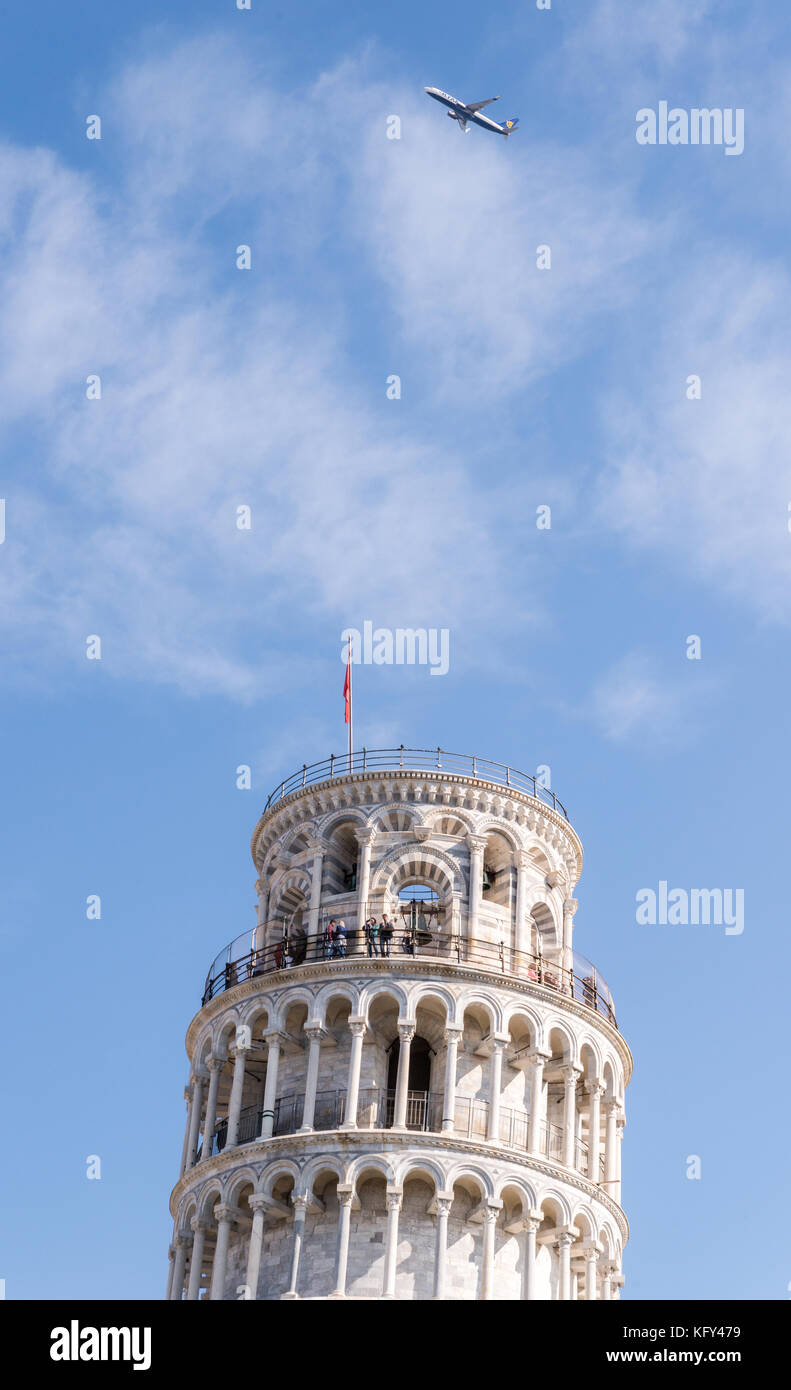 Pisa, Italia - 28 ottobre 2017: Un aereo di linea Ryanair vola sopra la torre pendente di Pisa in Italia in una splendida giornata autunnale Foto Stock