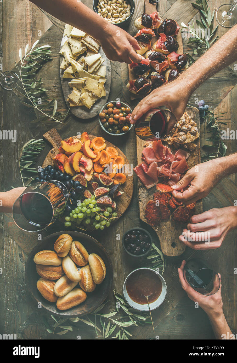 Flat-laici amici di mani a mangiare e a bere insieme Foto Stock