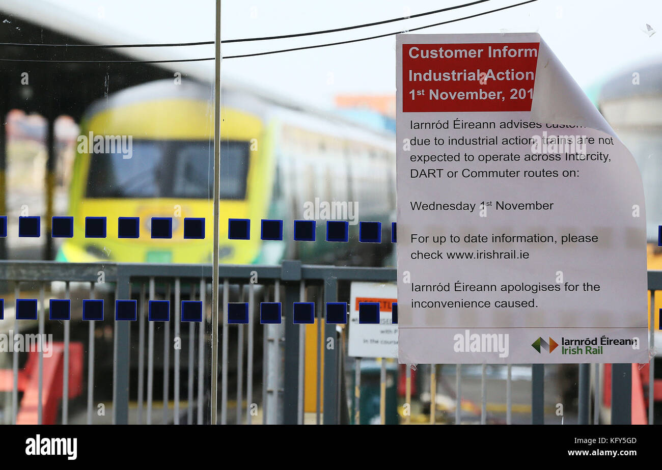 Un avviso che informa i clienti di un'azione industriale alla stazione di Heuston, Dublino, durante uno sciopero di un giorno da parte dei macchinisti della Irish Rail sulla retribuzione e sulle condizioni. Foto Stock