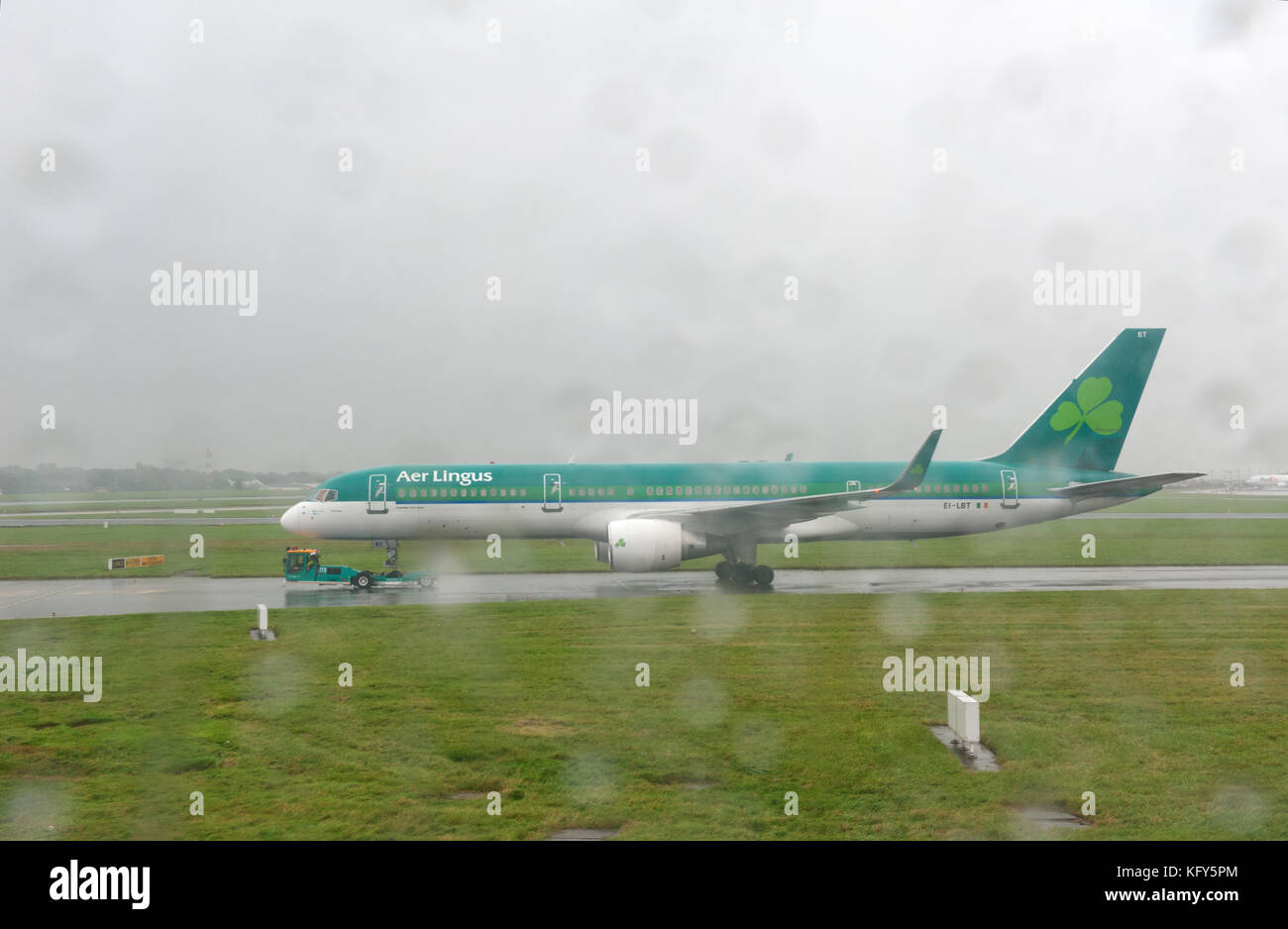 Dublino, Irlanda - 27 September, 2017: Aer Lingus aerei schierati al Terminal 2 dell'aeroporto di Dublino in Irlanda Foto Stock