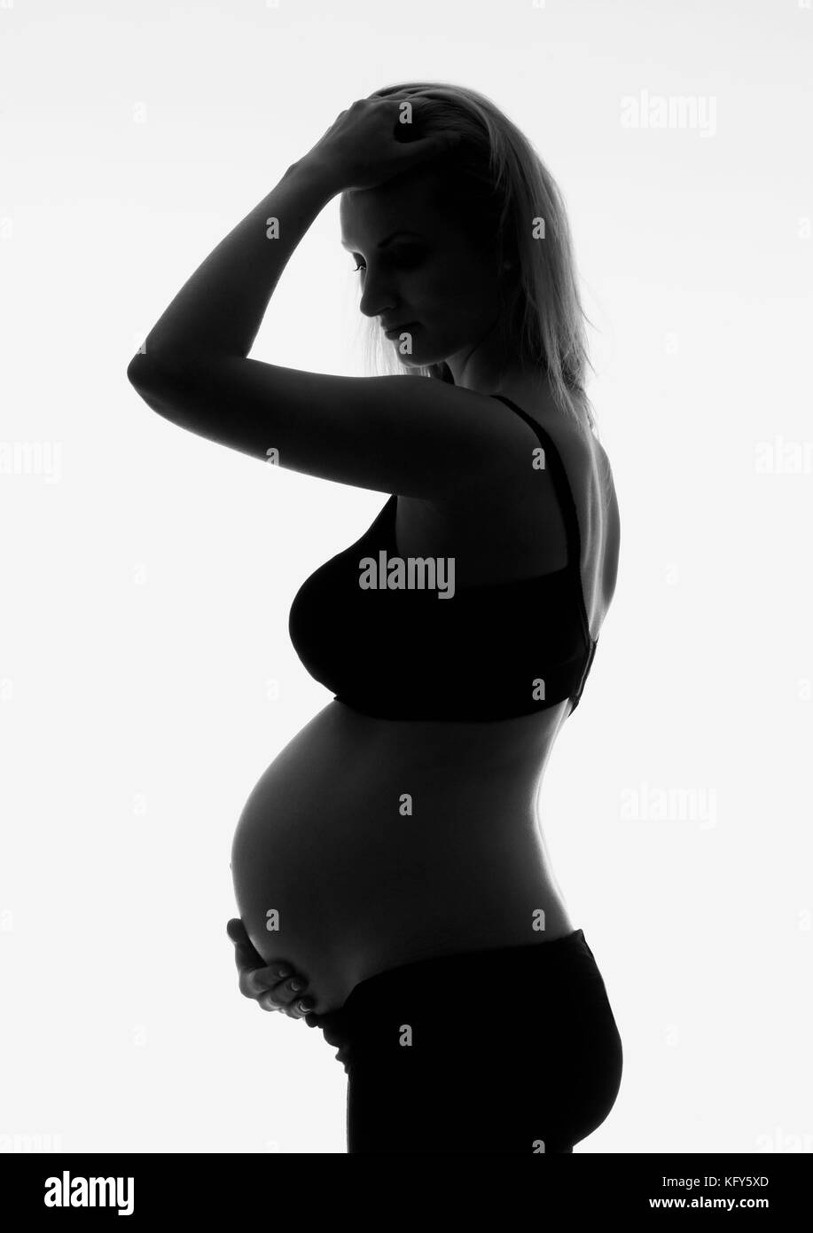 Silhouette ritratto di una donna in stato di gravidanza Foto Stock