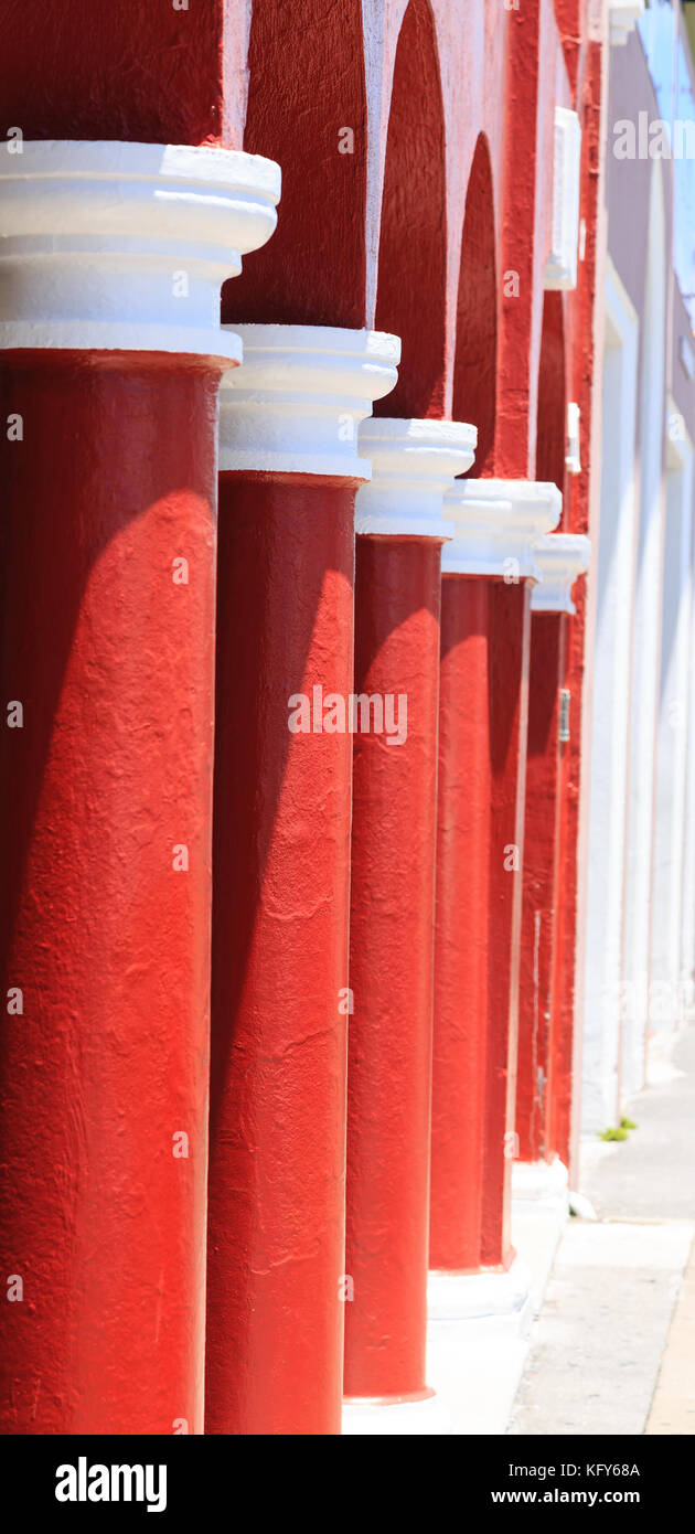 Il bianco e il rosso delle colonne Foto Stock